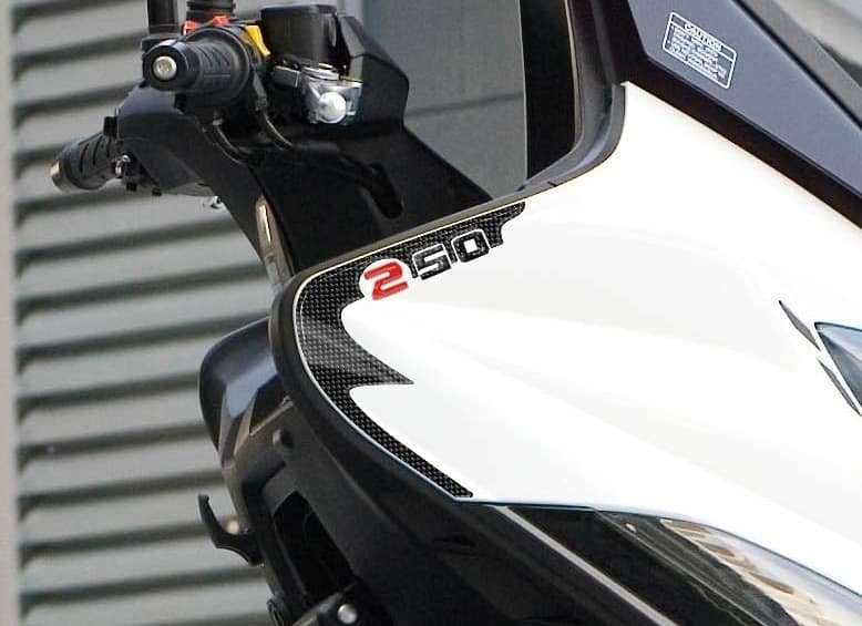 2 ADESIVI in GEL 3D PROTEZIONE SPIGOLI compatibili per scooter kymco XCITING 250 in Decalcomanie adesivi e magneti LabelBike - Bibbiano, commercioVirtuoso.it