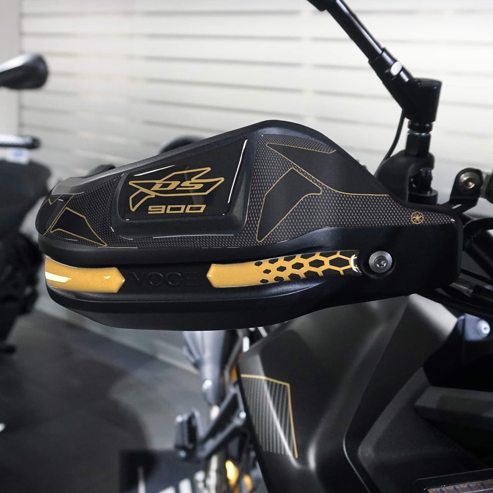 Adesivi 3D Protezioni Paramani moto compatibili con Voge Valico 900DSX 2024 in Paraserbatoio LabelBike - Bibbiano, commercioVirtuoso.it