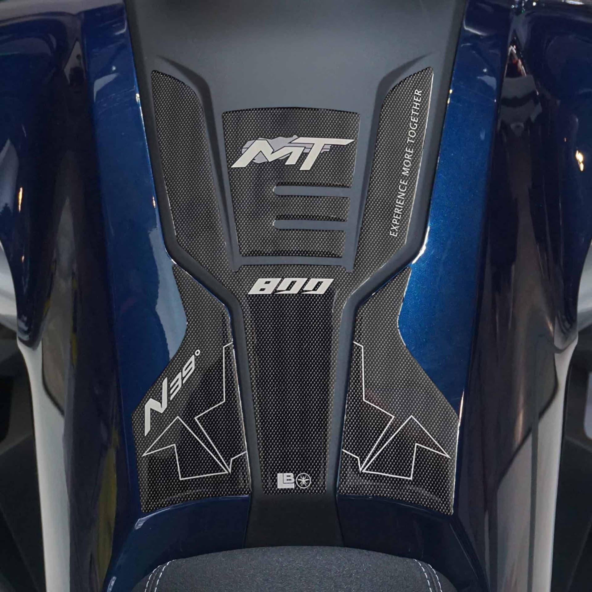 Adesivo 3D Paraserbatoio Protezione serbatoio moto compatibile con CFMOTO 800MT in Paraserbatoio LabelBike - Bibbiano, commercioVirtuoso.it