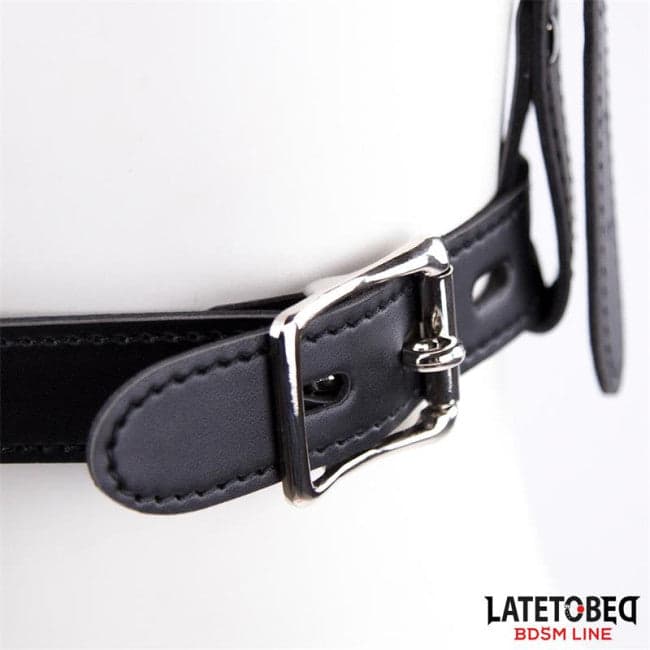 Maschera Toilet nera con tappo gag tubo scarico regolabile pelle PU vegan BDSM in prodotto Erosdom - Palmi, commercioVirtuoso.it