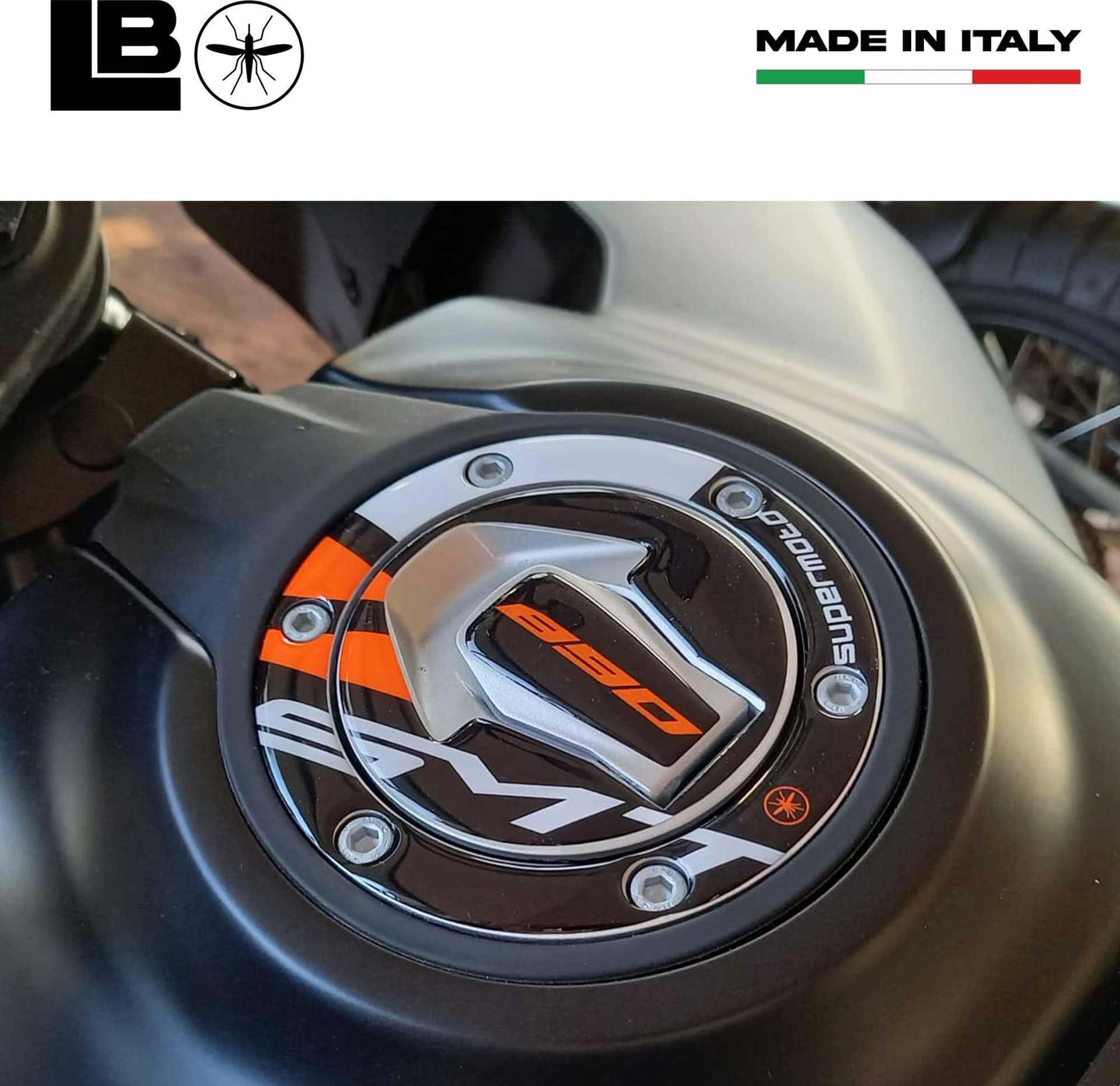 Adesivo 3D Protezione Tappo serbatoio moto compatibile con KTM 890 SMT 2024-2025 in Decalcomanie adesivi e magneti LabelBike - Bibbiano, commercioVirtuoso.it