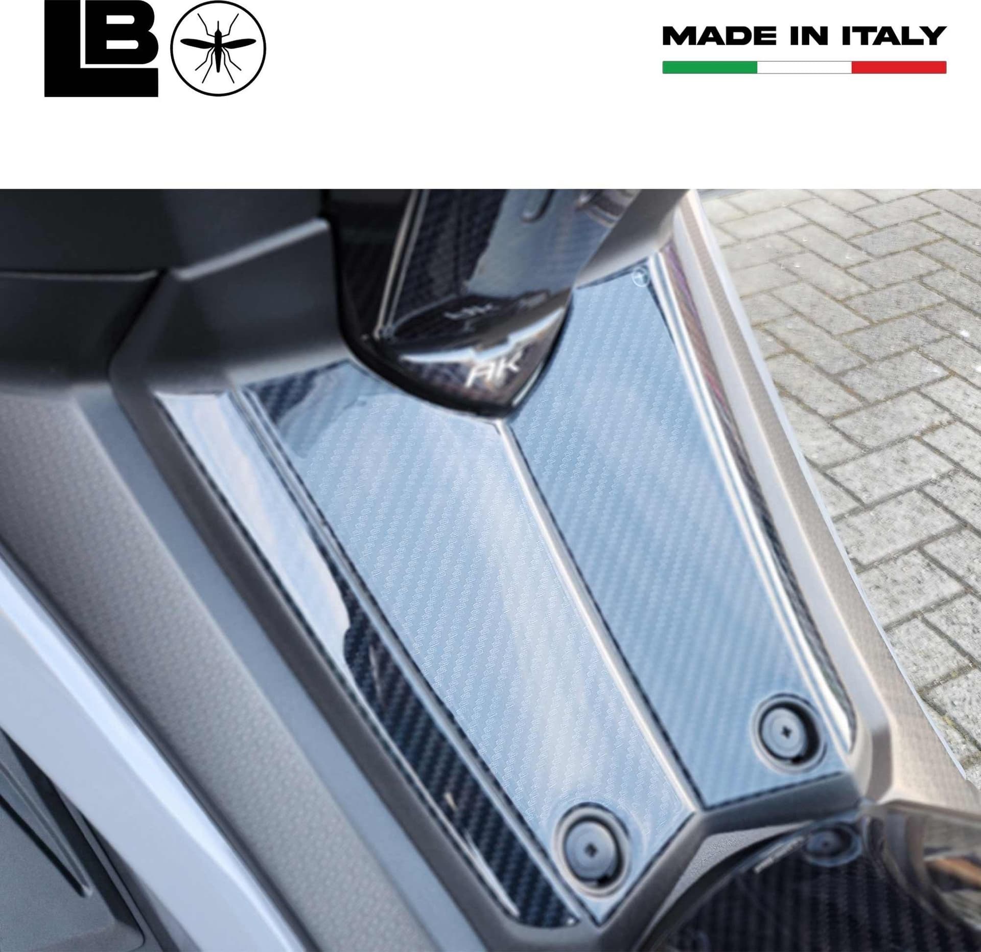 Adesivo Resin 3D Protezione Centrale Pedana Scooter compatibile con Kymco Ak550 in Paraserbatoio LabelBike - Bibbiano, commercioVirtuoso.it