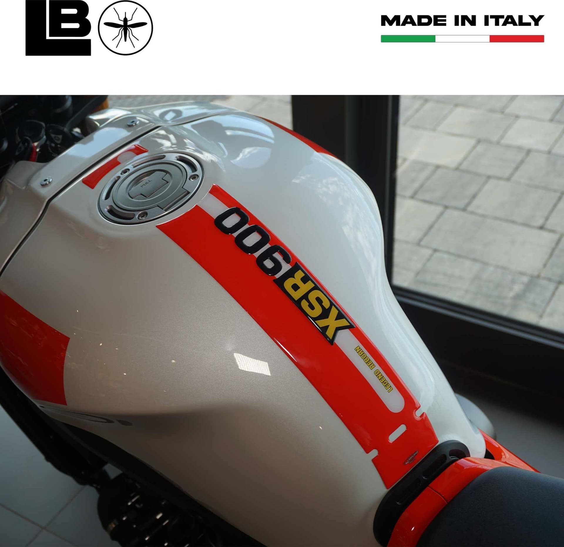 Adesivo 3D Paraserbatoio moto compatibile con Yamaha XSR 900 2022-25 Legend Red in Decalcomanie adesivi e magneti LabelBike - Bibbiano, commercioVirtuoso.it