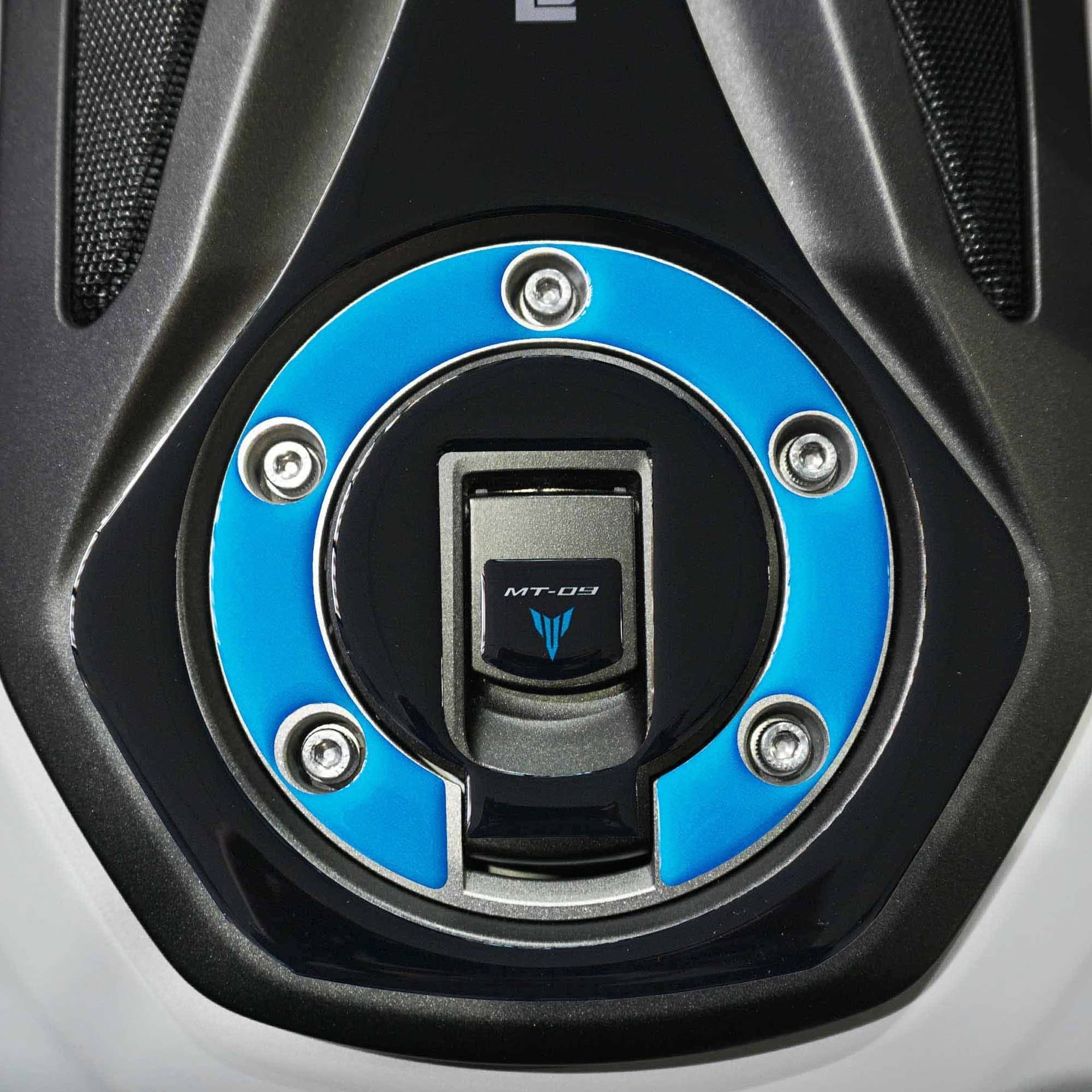Adesivo 3D Protezione Tappo Serbatoio moto compatibile con Yamaha MT 09 2024-25 in Paraserbatoio LabelBike - Bibbiano, commercioVirtuoso.it