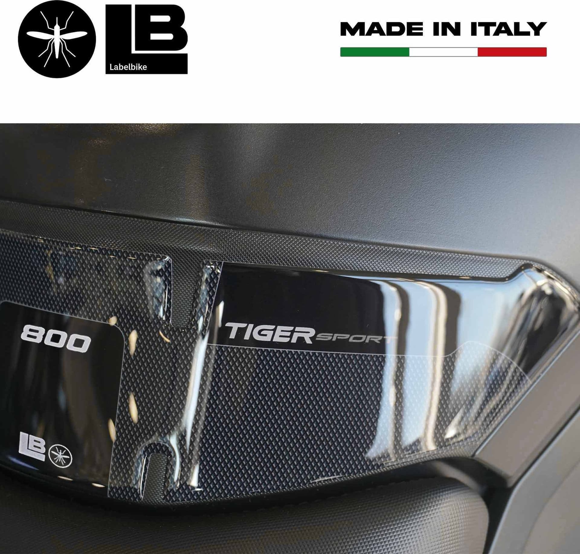 Paraserbatoio Adesivo Basso moto compatibile con Triumph Tiger 800 Sport 2025 in Paraserbatoio LabelBike - Bibbiano, commercioVirtuoso.it