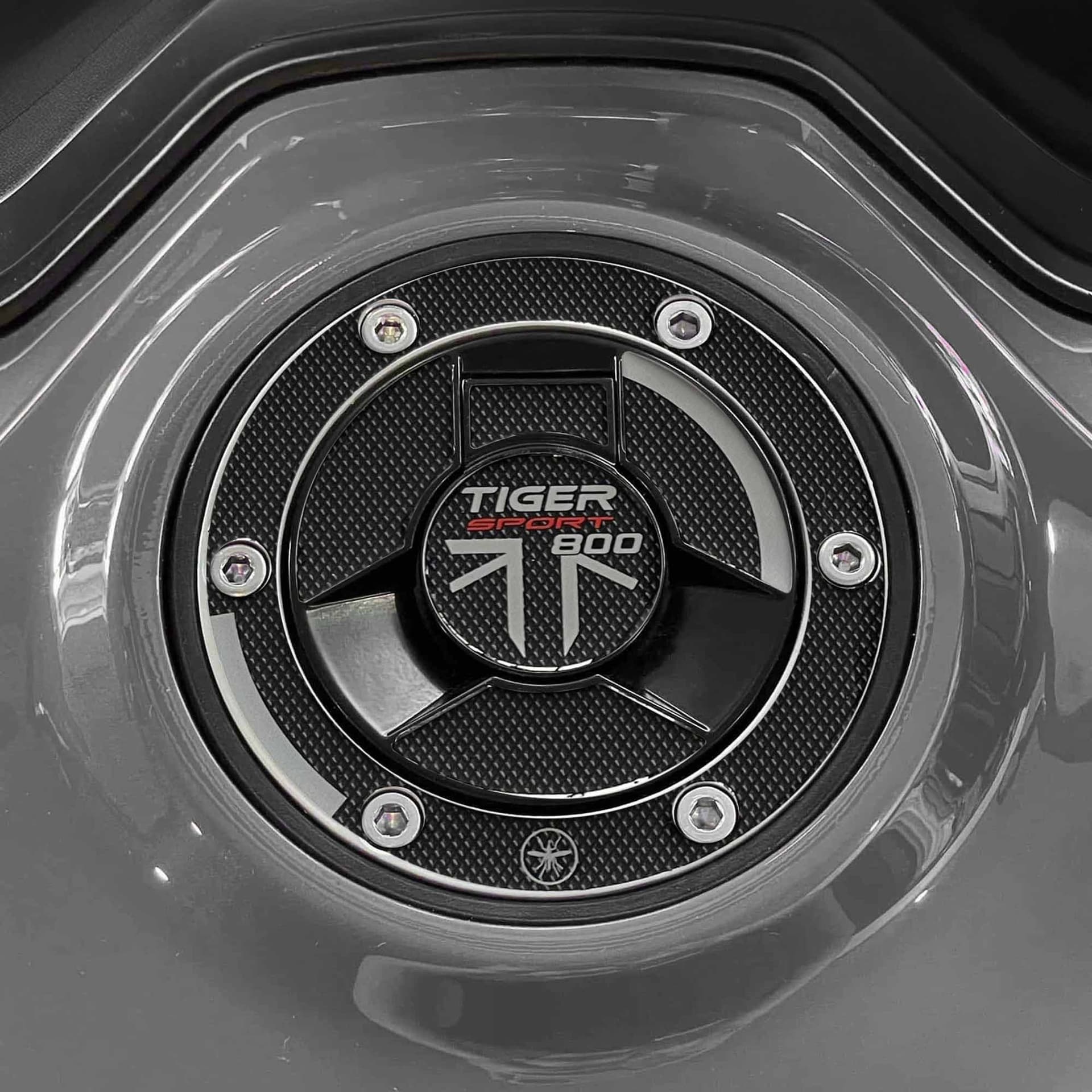 Adesivo 3D Protezione tappo serbatoio compatibile Triumph Tiger 800 Sport 2025 in Paraserbatoio LabelBike - Bibbiano, commercioVirtuoso.it
