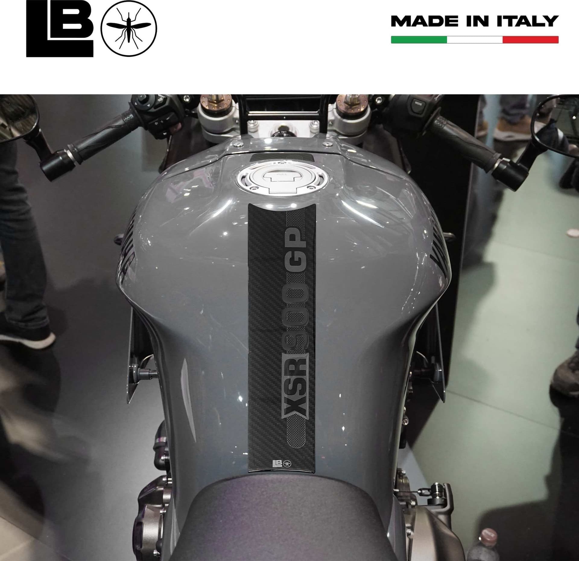 Paraserbatoio moto adesivo resina gel 3D compatibile con Yamaha XSR900 GP 2025 in Paraserbatoio LabelBike - Bibbiano, commercioVirtuoso.it