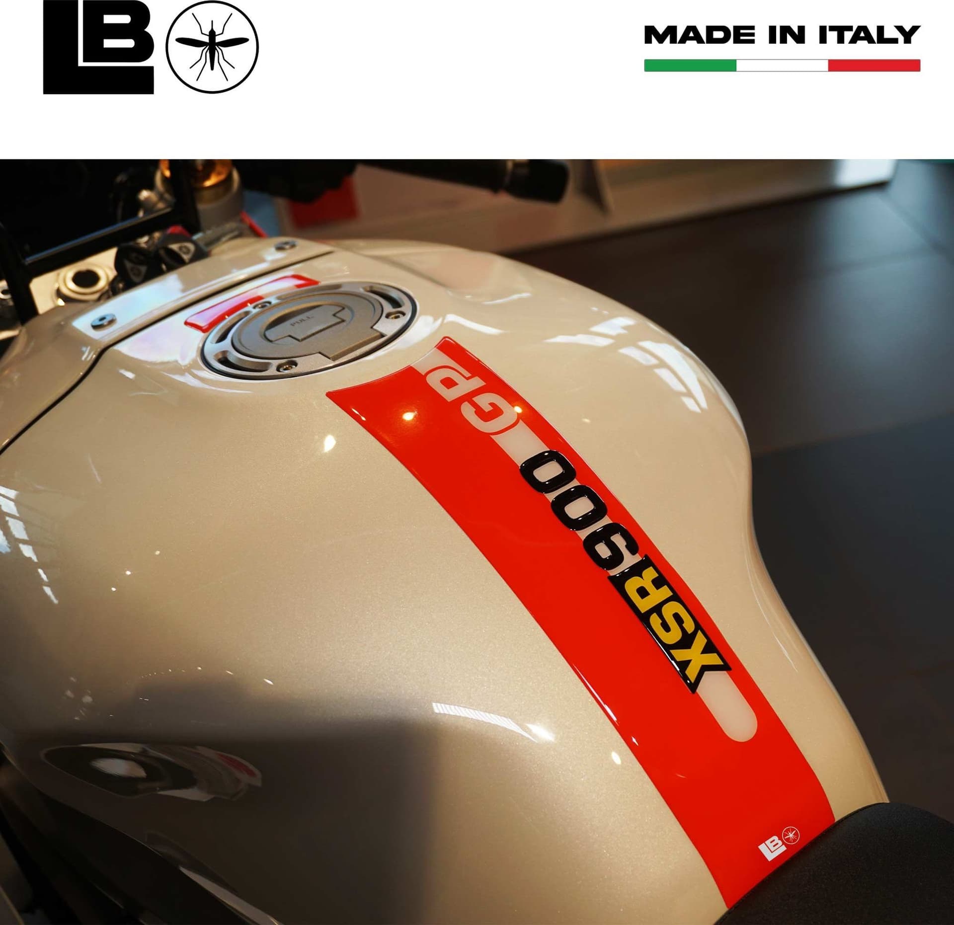 Paraserbatoio moto adesivo resina gel 3D compatibile con Yamaha XSR900 GP 2025 in Paraserbatoio LabelBike - Bibbiano, commercioVirtuoso.it