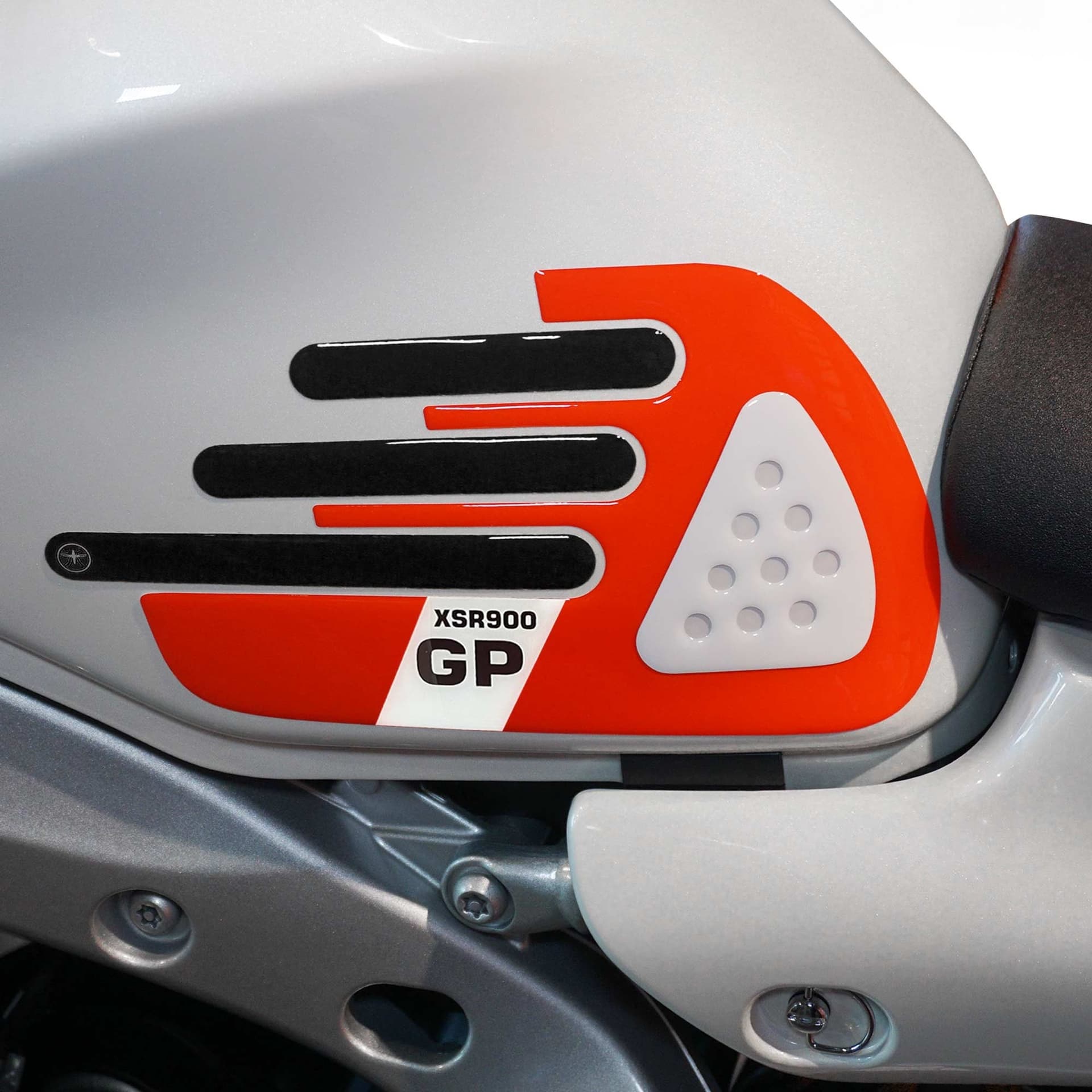 Adesivi 3D Protezioni Laterali Serbatoio compatibili con Yamaha XSR900 GP 2025 in Paraserbatoio LabelBike - Bibbiano, commercioVirtuoso.it