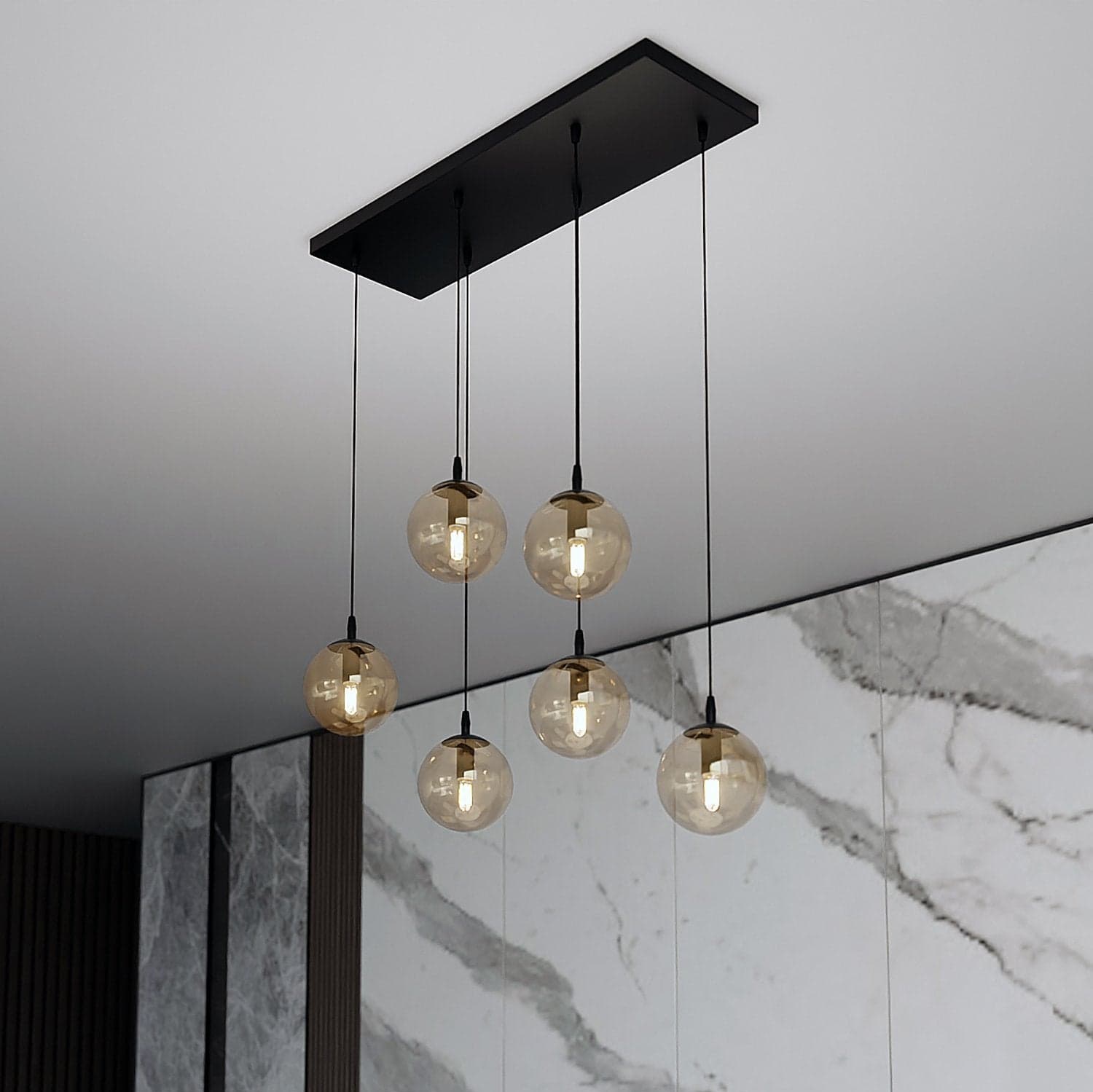Sospensione Moderna 6 Luci Cosmo In Acciaio Nero E Sfere In Vetro Ambra in Lampade a sospensione LuceArt - Montecorvino Pugliano, commercioVirtuoso.it