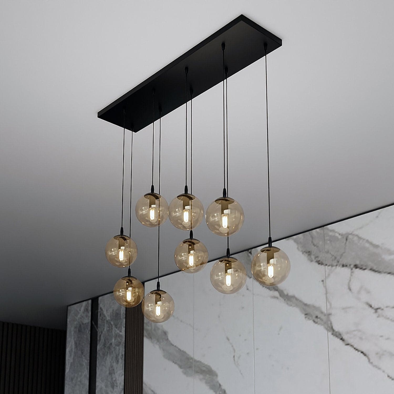 Sospensione Moderna 9 Luci Cosmo In Acciaio Nero E Sfere In Vetro Ambra in Lampade a sospensione LuceArt - Montecorvino Pugliano, commercioVirtuoso.it