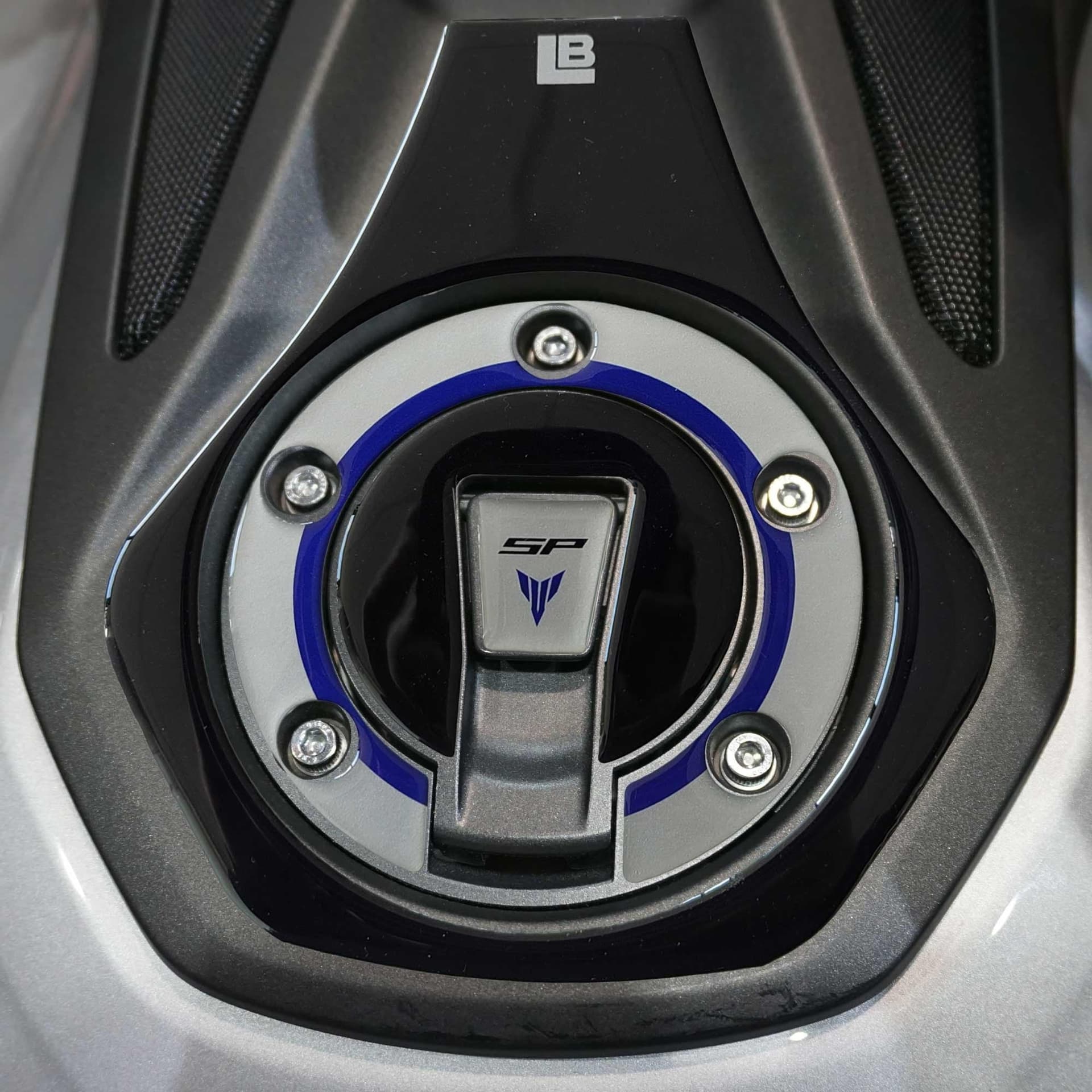 Adesivo 3D Protezione Tappo Keyless compatibile con Yamaha MT-09 2024-2025 in Decalcomanie adesivi e magneti LabelBike - Bibbiano, commercioVirtuoso.it