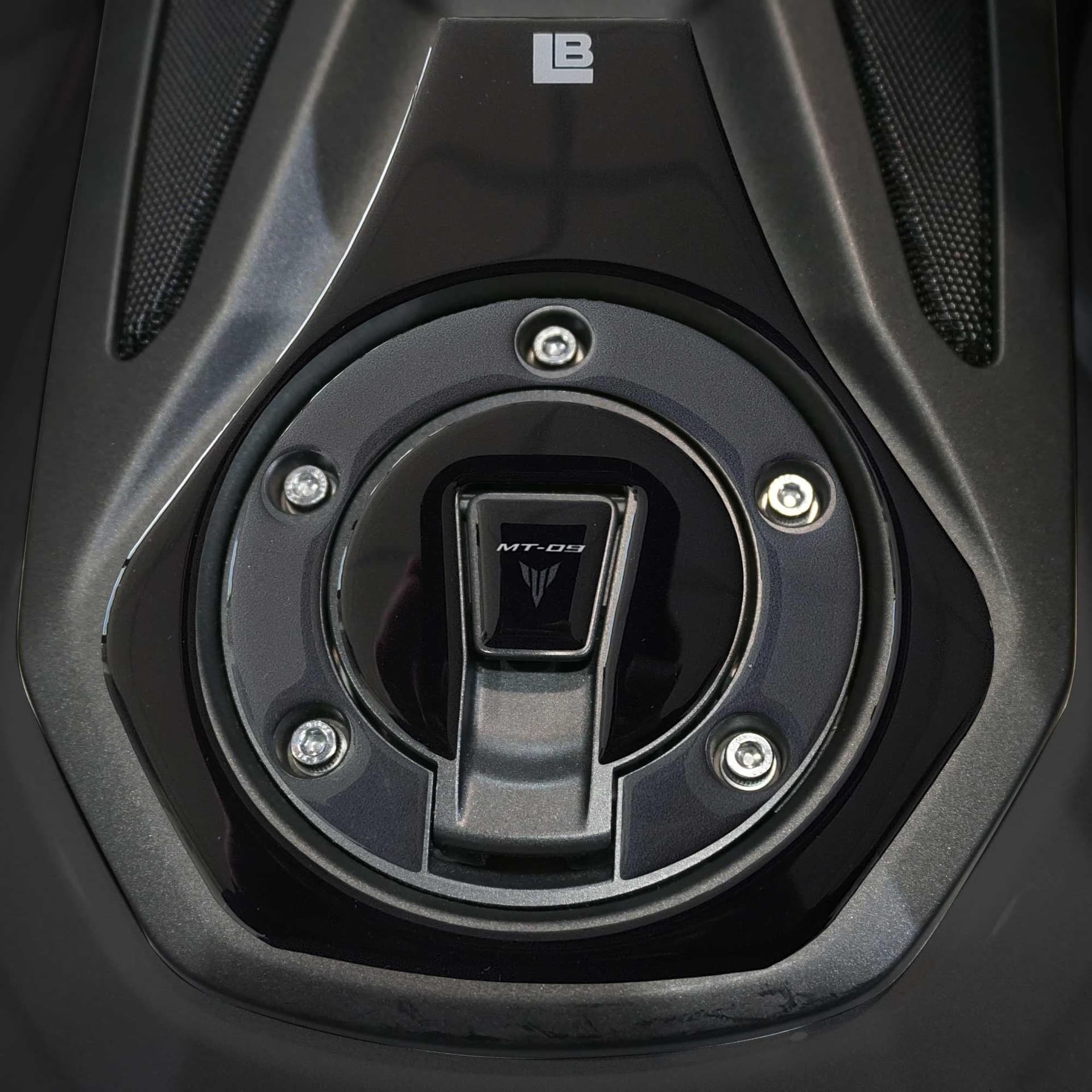 Adesivo 3D Protezione Tappo Keyless compatibile con Yamaha MT-09 2024-2025 in Decalcomanie adesivi e magneti LabelBike - Bibbiano, commercioVirtuoso.it
