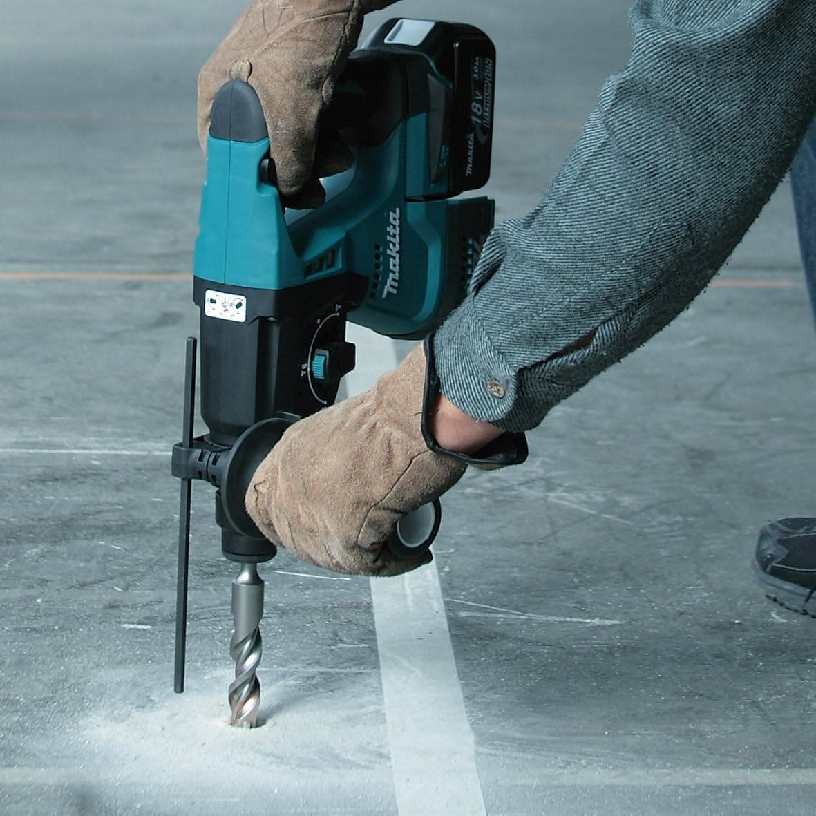 Tassellatore "DHR243RTJ-B" a batteria dotato di tre funzioni e impugnatura ergonomica con softgrip in Trapani a percussione La Zappa - Altamura, commercioVirtuoso.it