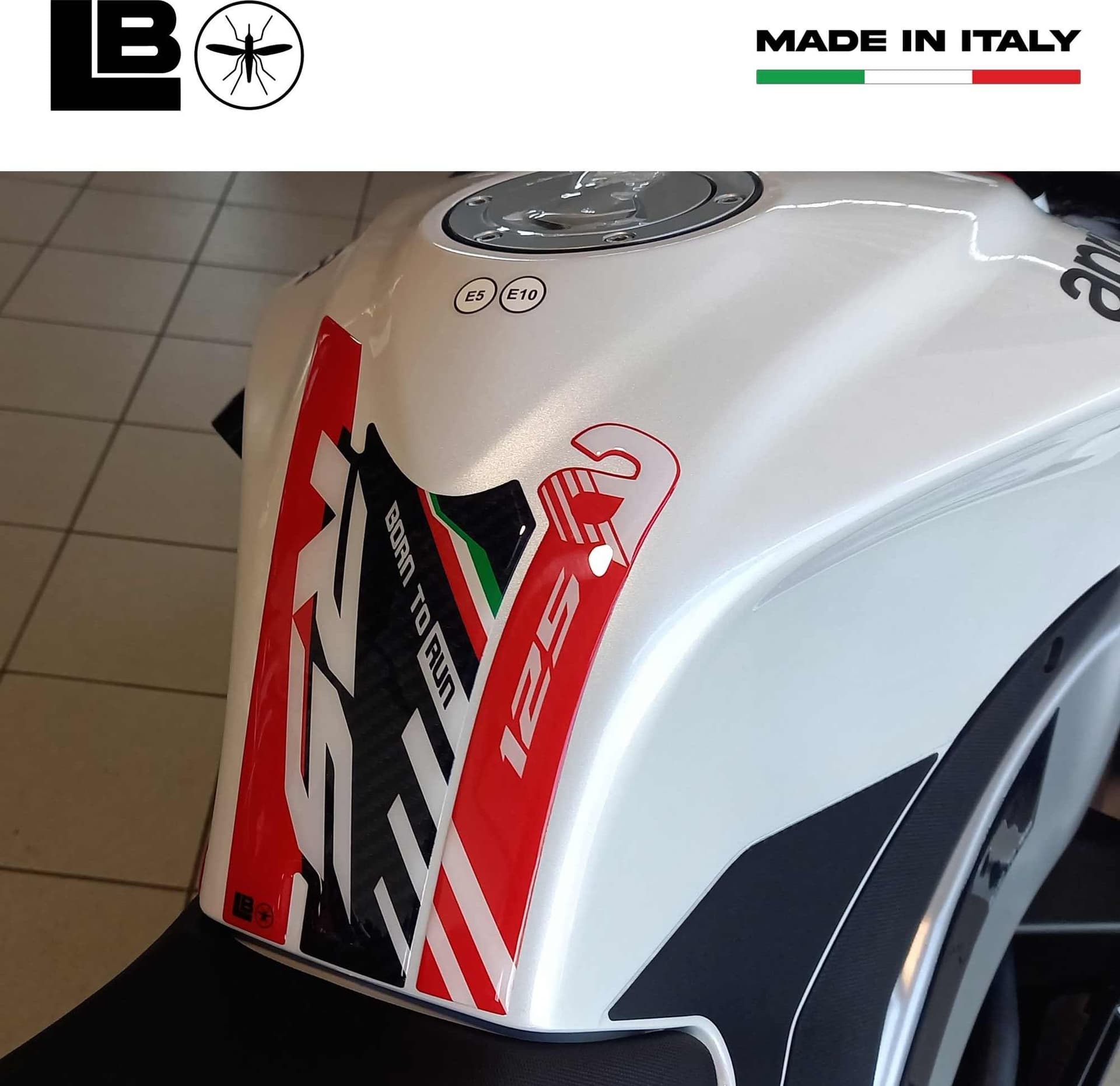 Paraserbatoio Adesivo 3D Protezione moto compatibile con Aprilia RS 125 2021-25 in Decalcomanie adesivi e magneti LabelBike - Bibbiano, commercioVirtuoso.it