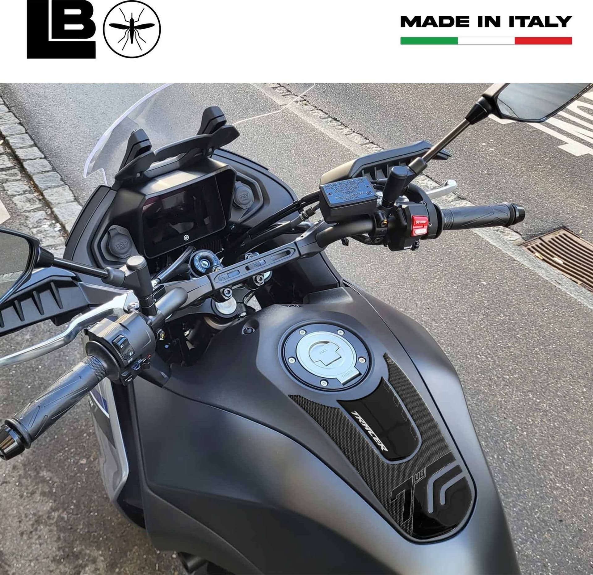 Adesivo 3D Sopraserbatoio protezione moto compatibile con Yamaha Tracer 7 e 700 in Decalcomanie adesivi e magneti LabelBike - Bibbiano, commercioVirtuoso.it