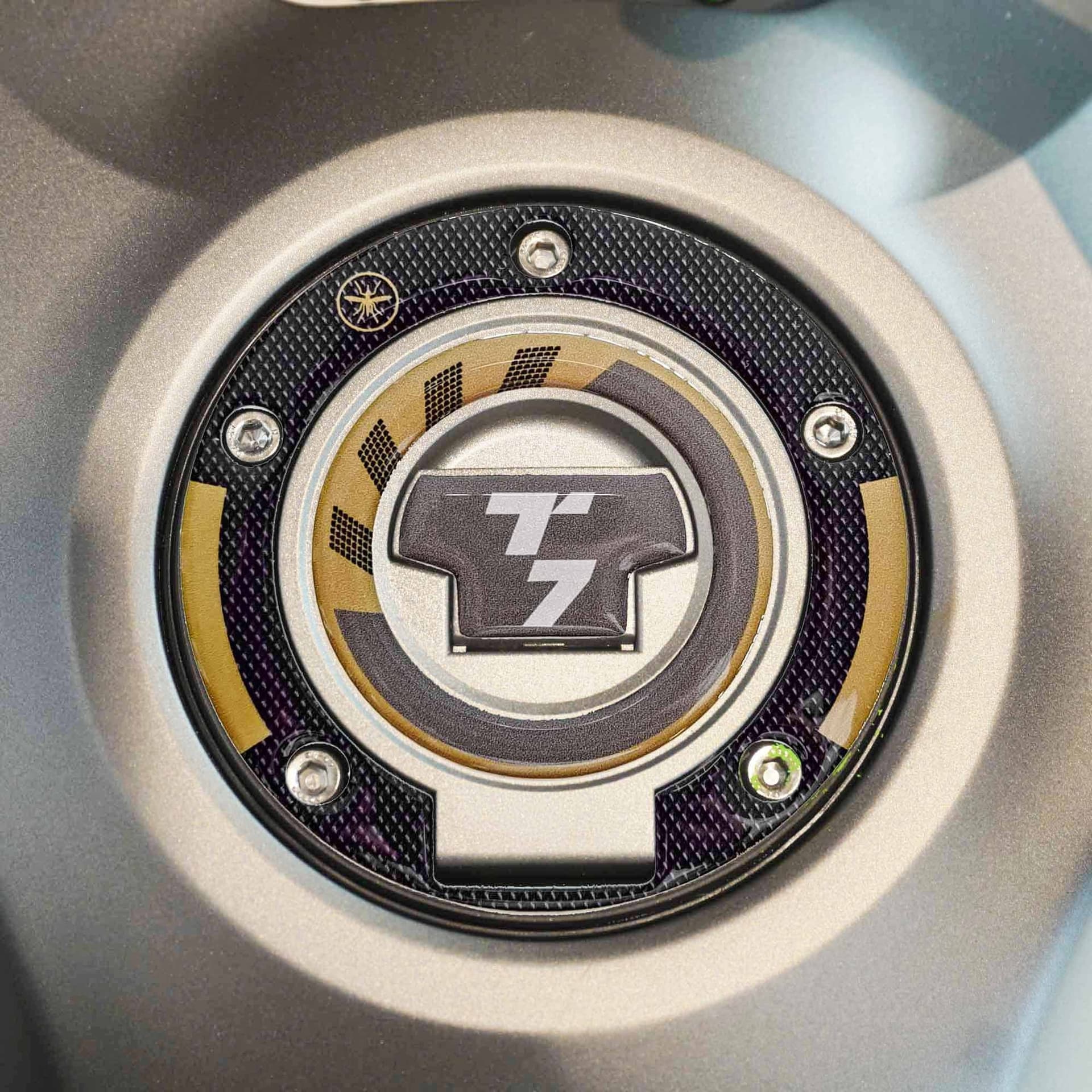Adesivo Protezione Tappo serbatoio moto compatibile con Yamaha Tenere 700 2025 in Decalcomanie adesivi e magneti LabelBike - Bibbiano, commercioVirtuoso.it