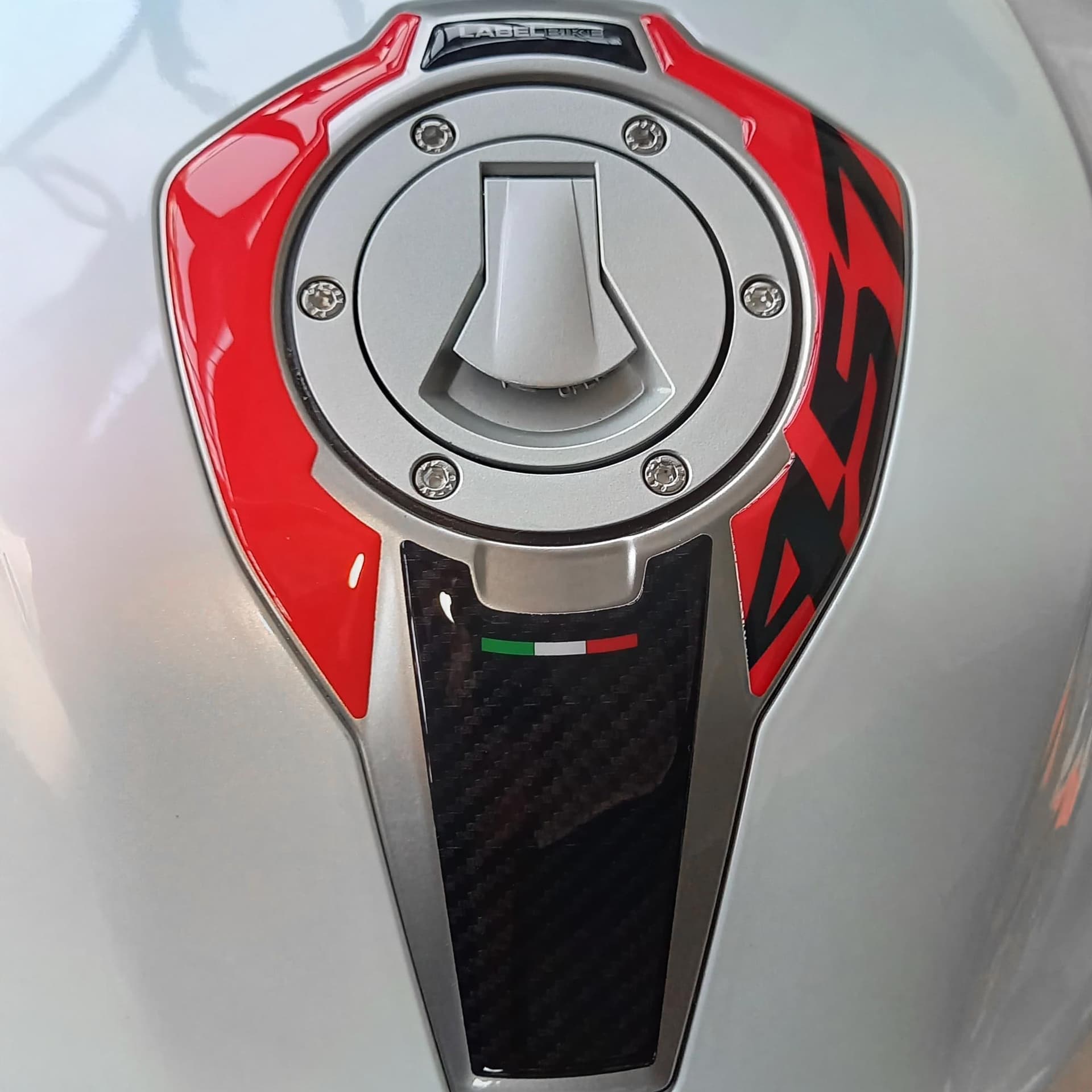 Adesivo 3D Sopraserbatoio protezione moto compatibile con Aprilia Tuono 457 2025 in Paraserbatoio LabelBike - Bibbiano, commercioVirtuoso.it