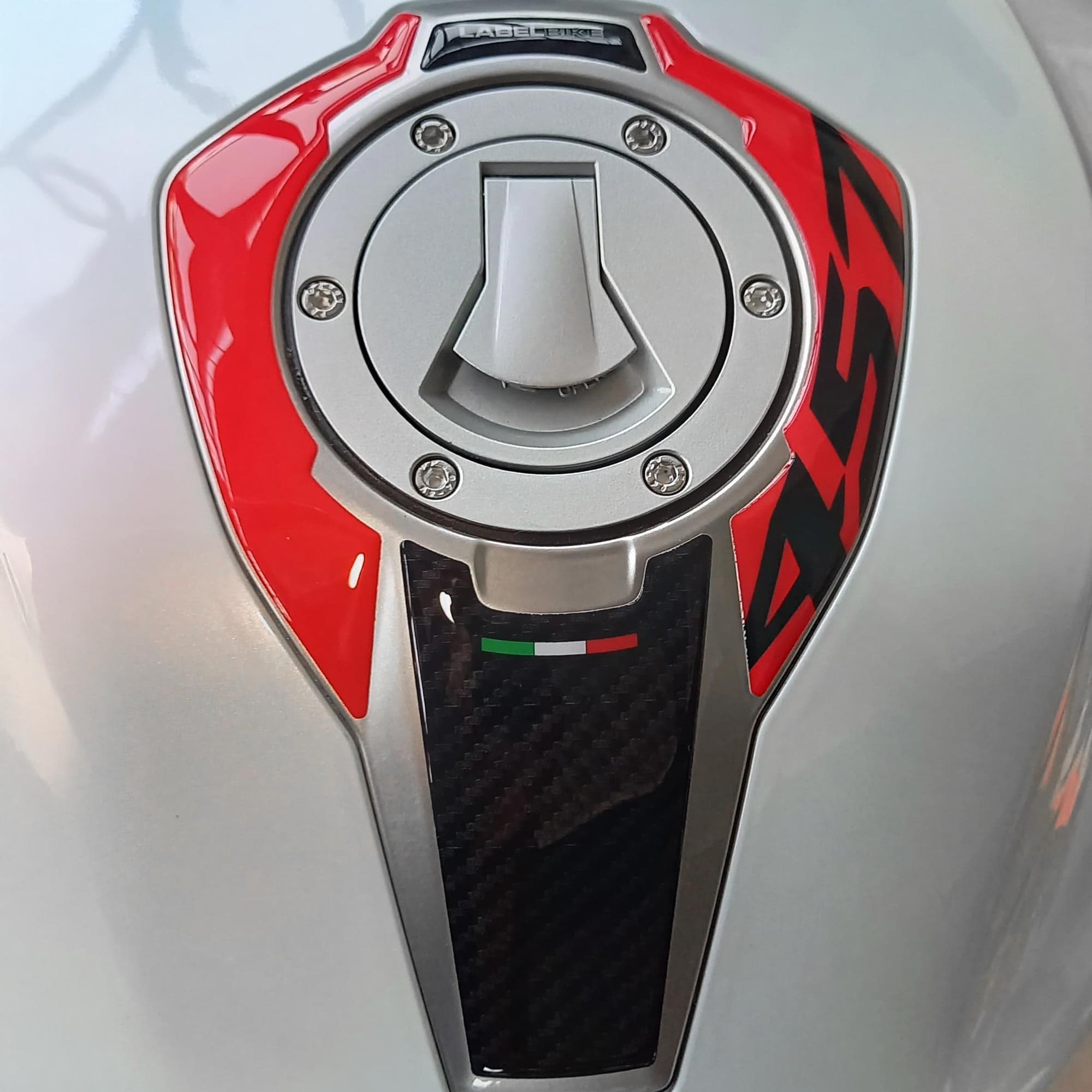 Adesivo 3D Sopraserbatoio protezione moto compatibile con Aprilia Tuono 457 2025 in Paraserbatoio LabelBike - Bibbiano, commercioVirtuoso.it