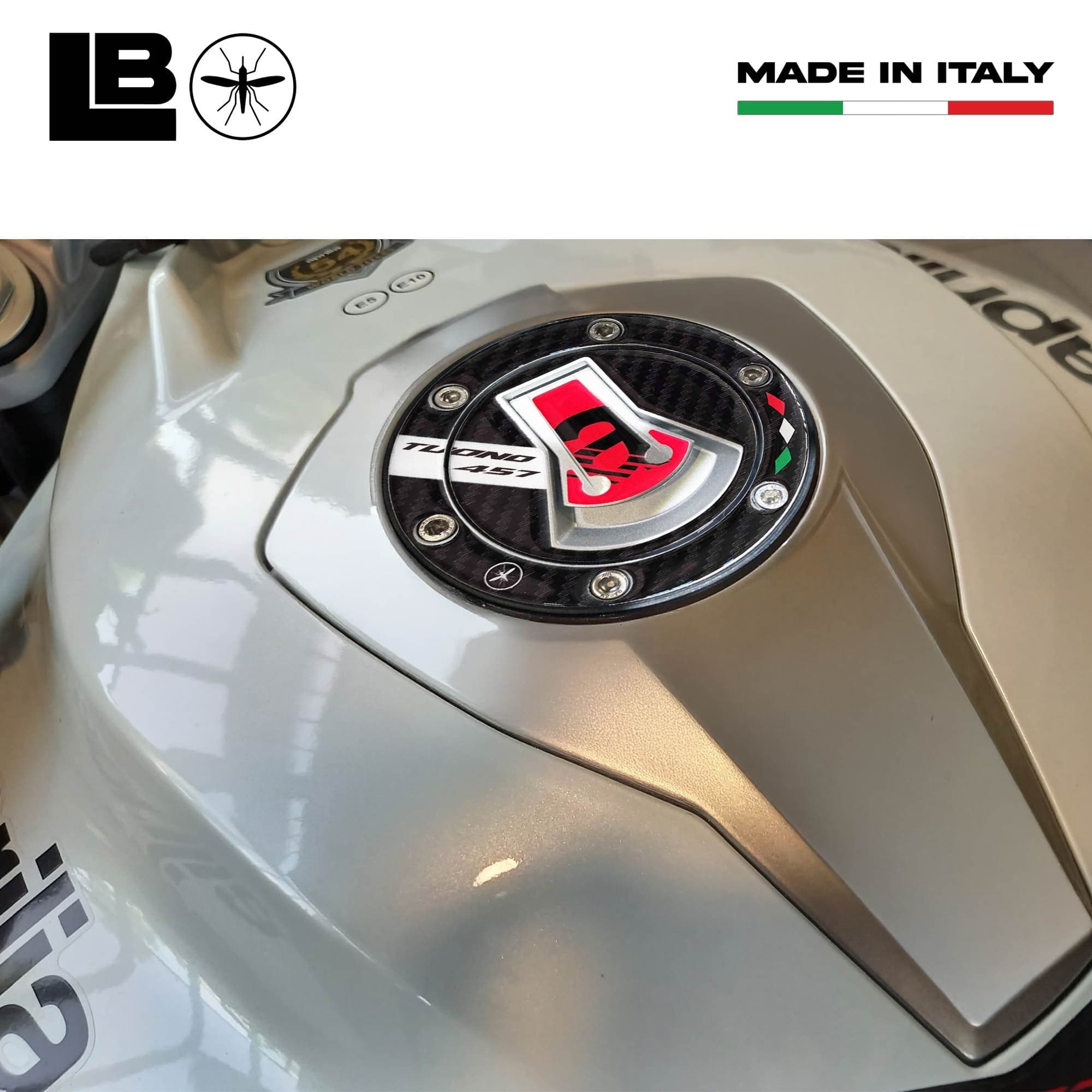 Adesivo Protezione Tappo Serbatoio moto compatibile con Aprilia Tuono 457 2025 in Paraserbatoio LabelBike - Bibbiano, commercioVirtuoso.it