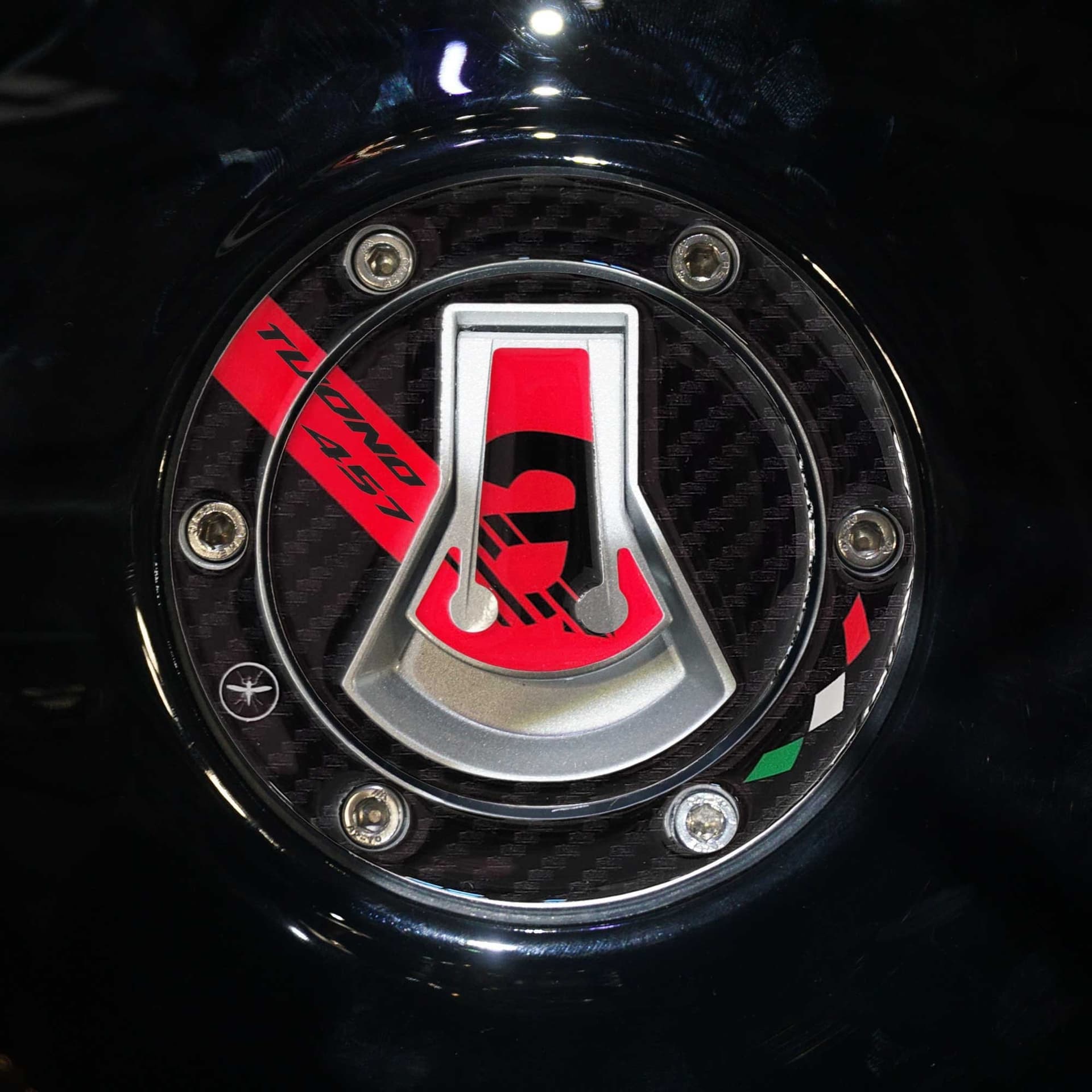 Adesivo Protezione Tappo Serbatoio moto compatibile con Aprilia Tuono 457 2025 in Paraserbatoio LabelBike - Bibbiano, commercioVirtuoso.it