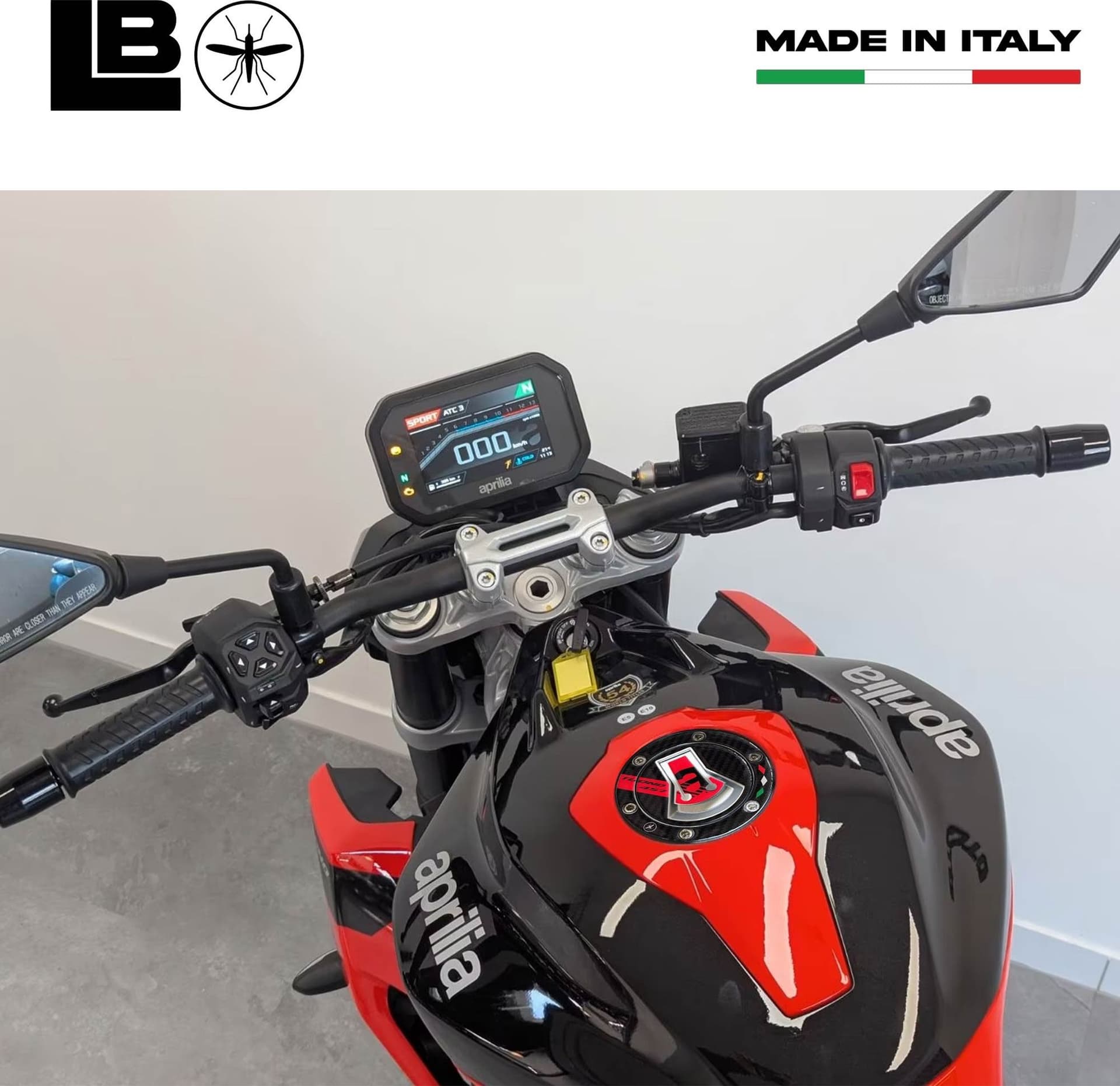 Adesivo Protezione Tappo Serbatoio moto compatibile con Aprilia Tuono 457 2025 in Paraserbatoio LabelBike - Bibbiano, commercioVirtuoso.it