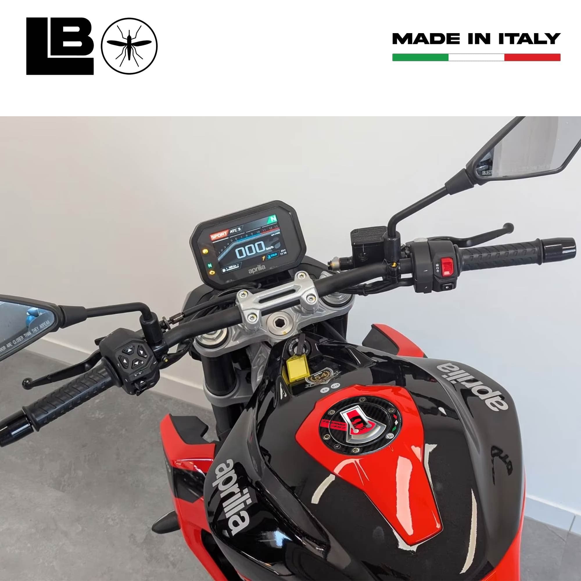 Adesivo Protezione Tappo Serbatoio moto compatibile con Aprilia Tuono 457 2025 in Paraserbatoio LabelBike - Bibbiano, commercioVirtuoso.it
