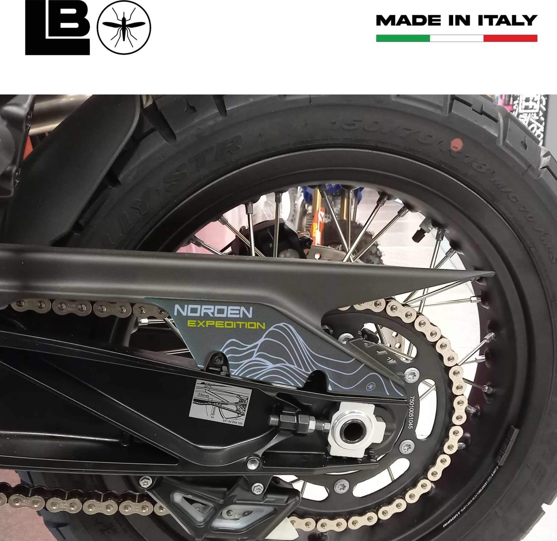 Protezione Forcellone Adesivo 3D moto compatibile con Husqvarna Norden 901 2025 in Decalcomanie adesivi e magneti LabelBike - Bibbiano, commercioVirtuoso.it
