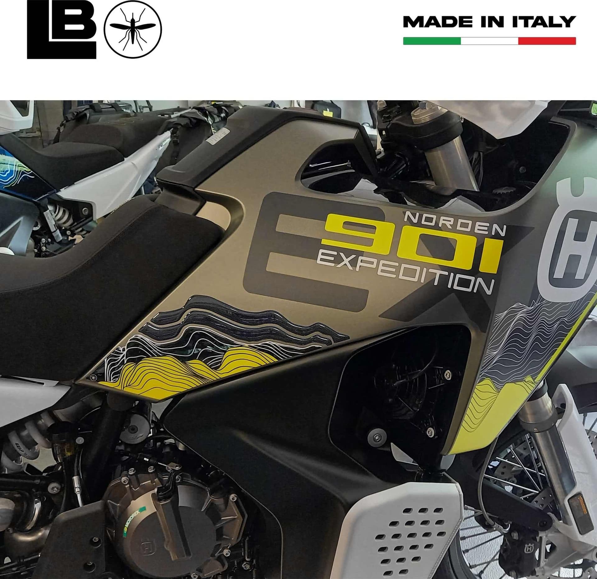 Adesivi Protezioni Laterali Serbatoio compatibili con Husqvarna Norden 901 2025 in Decalcomanie adesivi e magneti LabelBike - Bibbiano, commercioVirtuoso.it
