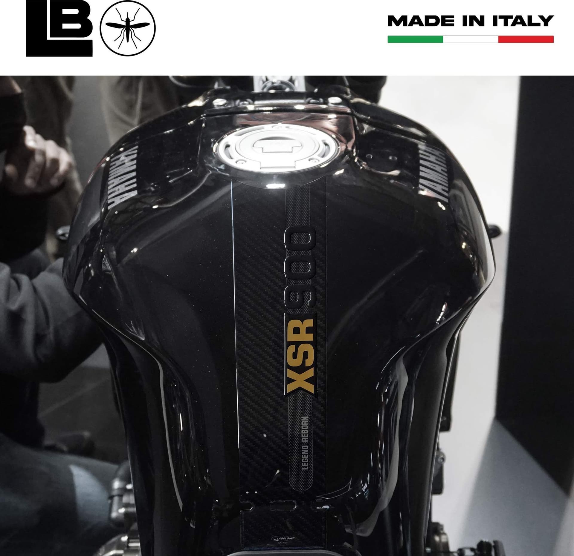 Paraserbatoio Adesivo 3D Protezione moto compatibile con Yamaha XSR 900 2025 oro in Paraserbatoio LabelBike - Bibbiano, commercioVirtuoso.it