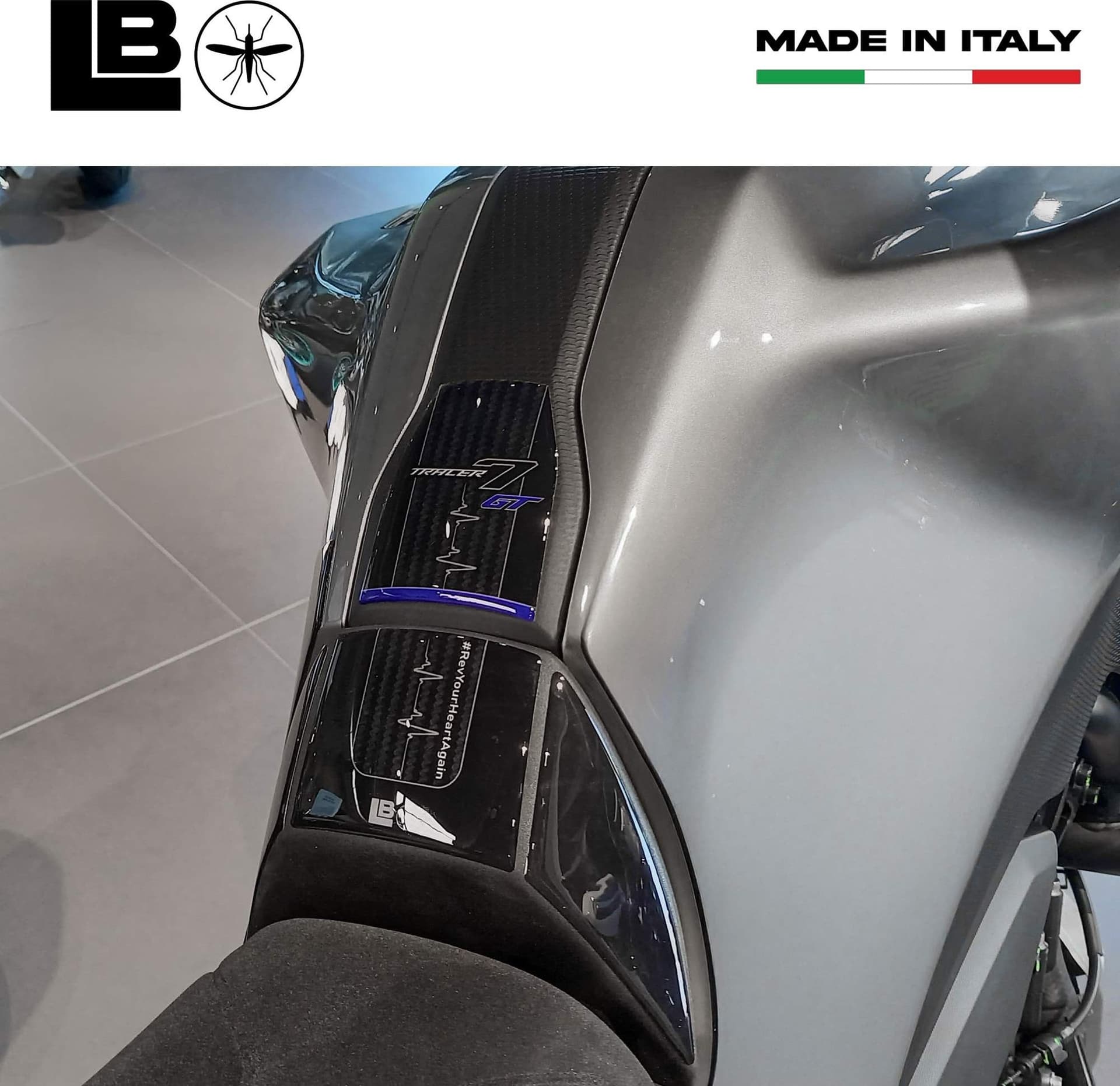Protezione moto Adesivo 3D Paraserbatoio compatibile con Yamaha Tracer 7 GT 2025 in Decalcomanie adesivi e magneti LabelBike - Bibbiano, commercioVirtuoso.it