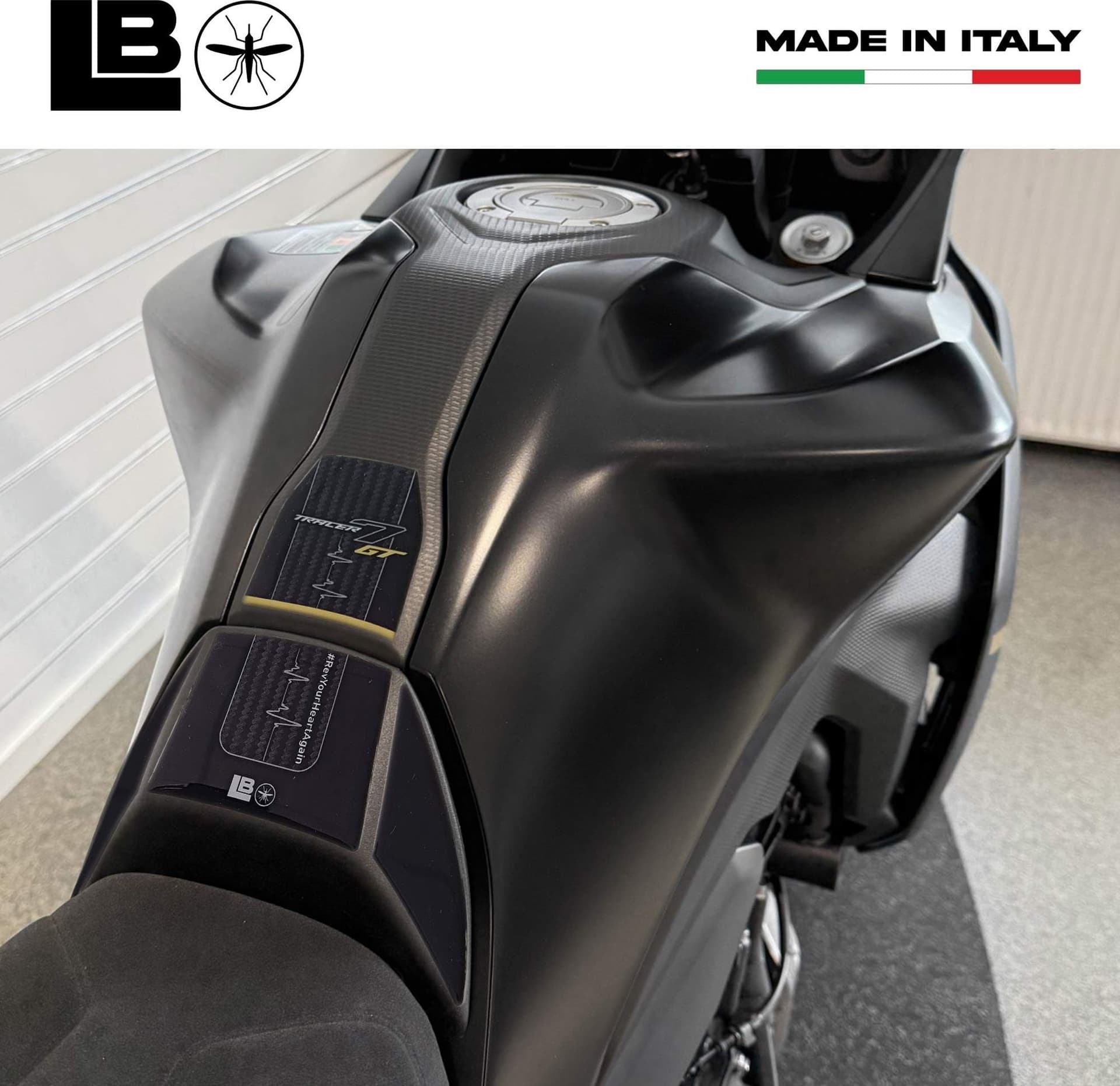 Protezione moto Adesivo 3D Paraserbatoio compatibile con Yamaha Tracer 7 GT 2025 in Decalcomanie adesivi e magneti LabelBike - Bibbiano, commercioVirtuoso.it