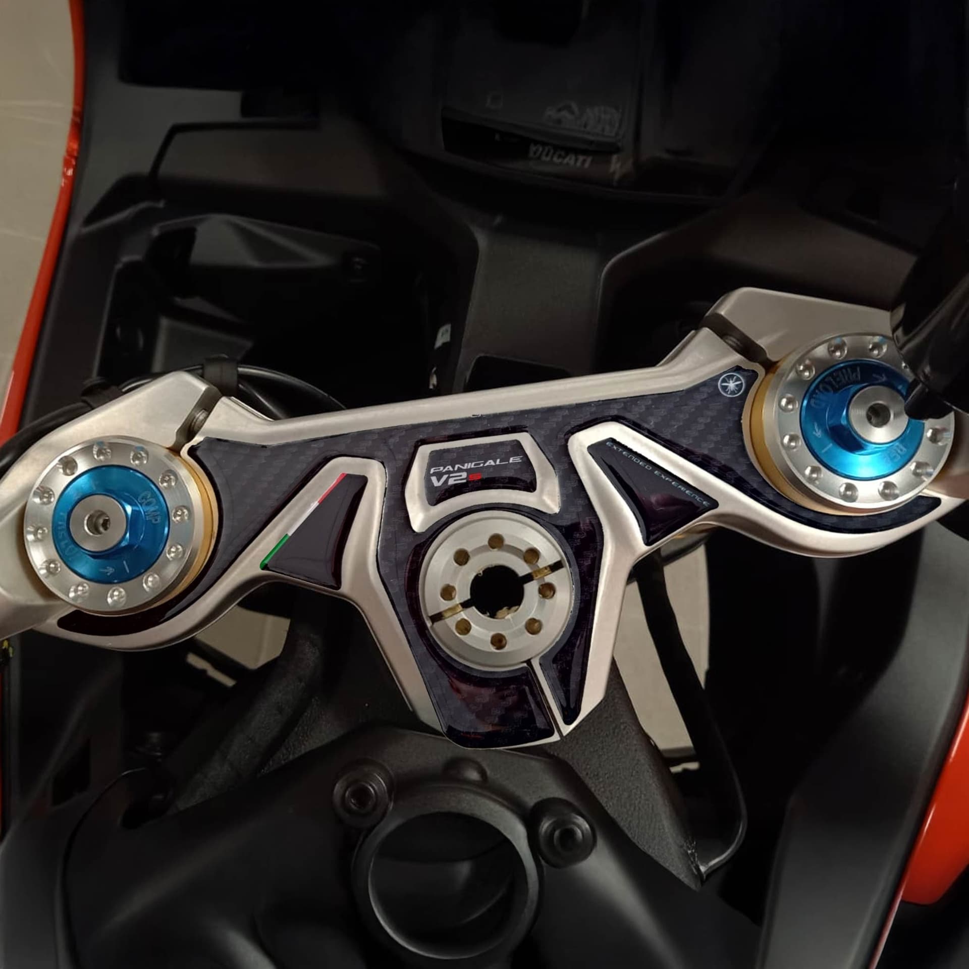 Adesivo 3D Piastra Forcella Sterzo compatibile con Ducati Panigale V2 V2S 2025 in Decalcomanie adesivi e magneti LabelBike - Bibbiano, commercioVirtuoso.it