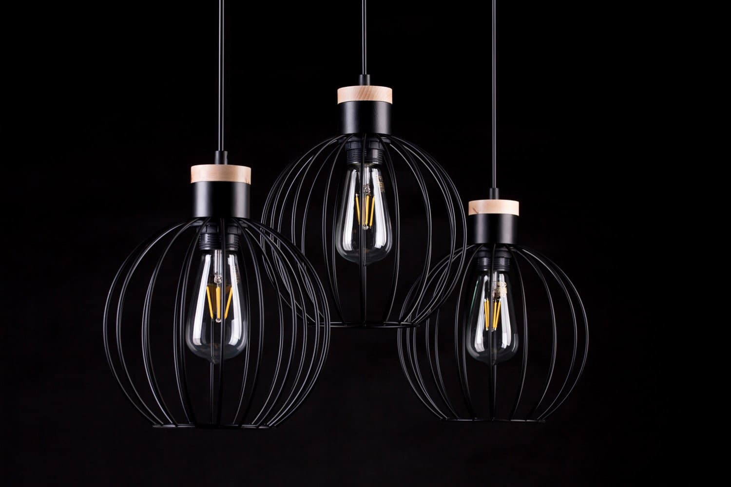 Lampadario 3 Luci Barbado Paralumi A Gabbia In Acciaio Nero E Legno Naturale in Lampade a sospensione LuceArt - Montecorvino Pugliano, commercioVirtuoso.it