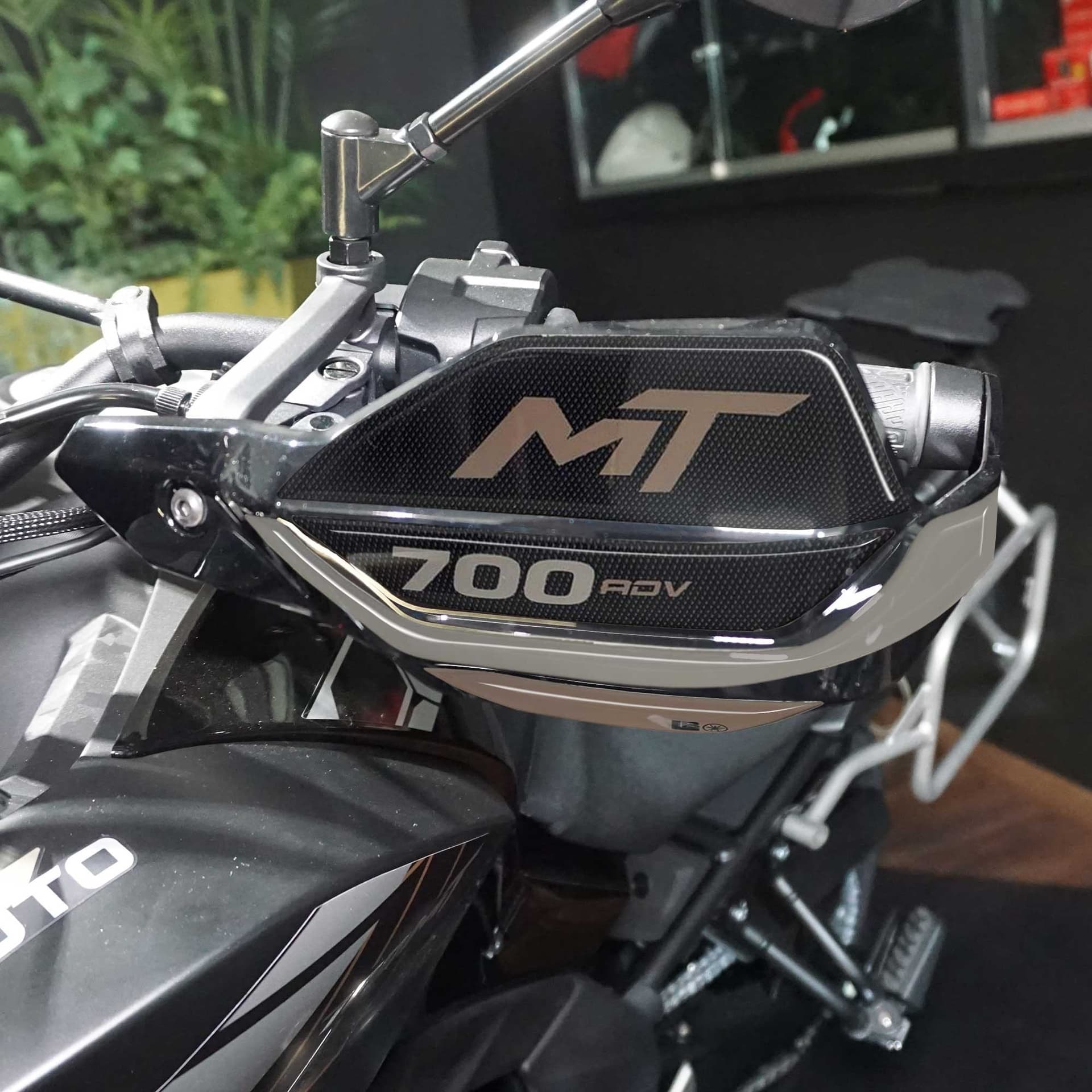 Adesivi 3D Protezioni Paramani moto compatibili con CfMoto 700 MT Adventure 2025 in Decalcomanie adesivi e magneti LabelBike - Bibbiano, commercioVirtuoso.it