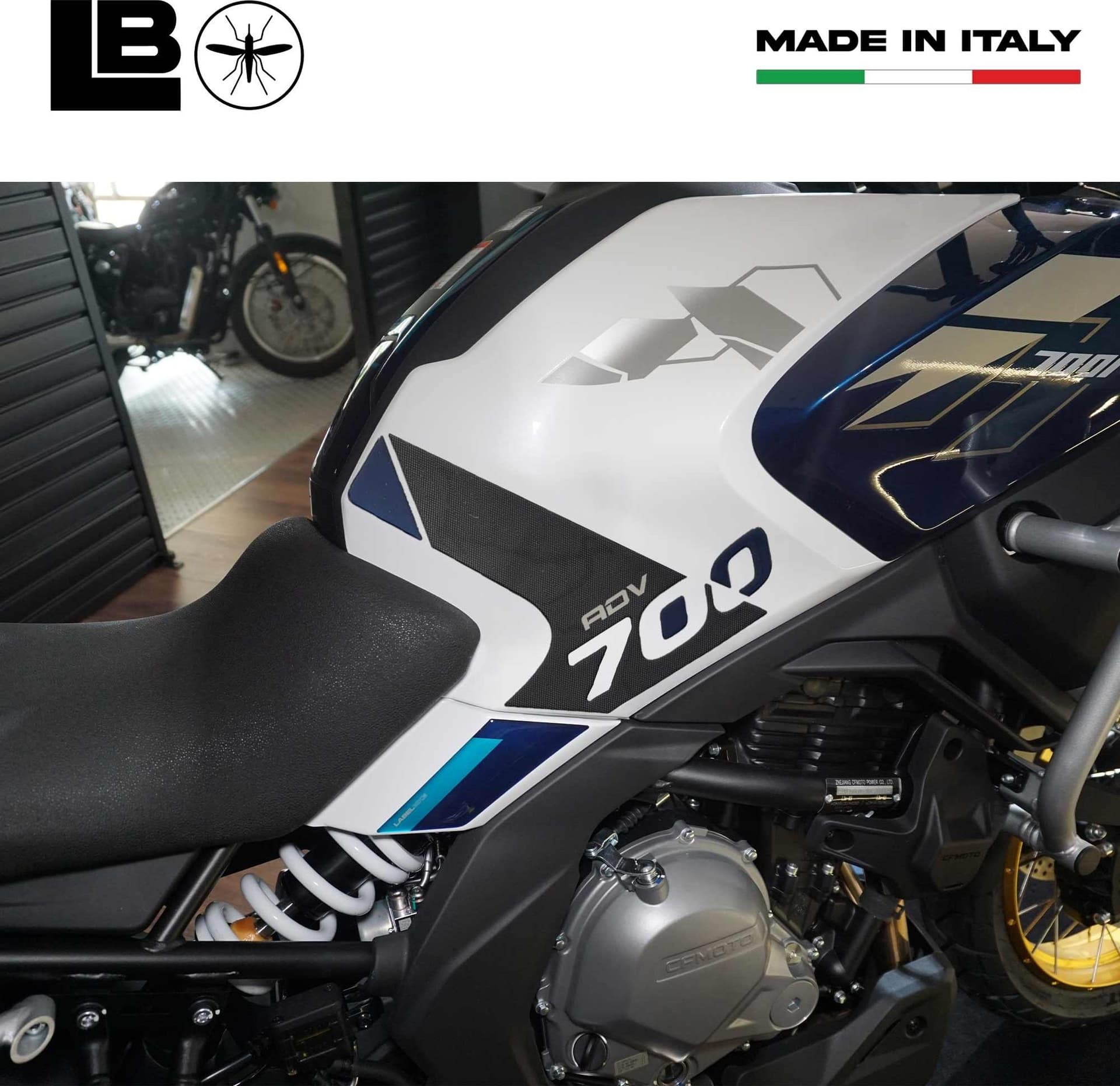Adesivi 3D Protezioni Serbatoio moto compatibili con CfMoto 700MT Adventure 2025 in Paraserbatoio LabelBike - Bibbiano, commercioVirtuoso.it