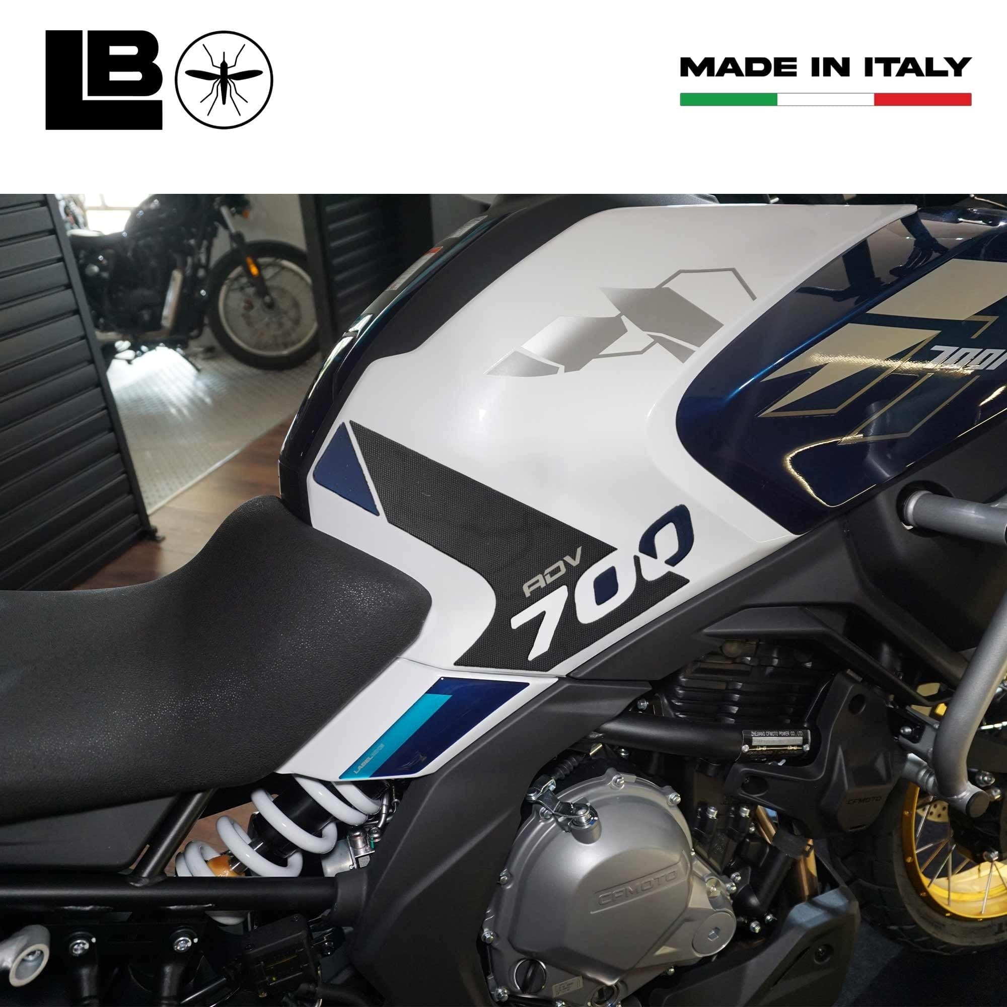 Adesivi 3D Protezioni Serbatoio moto compatibili con CfMoto 700MT Adventure 2025 in Paraserbatoio LabelBike - Bibbiano, commercioVirtuoso.it