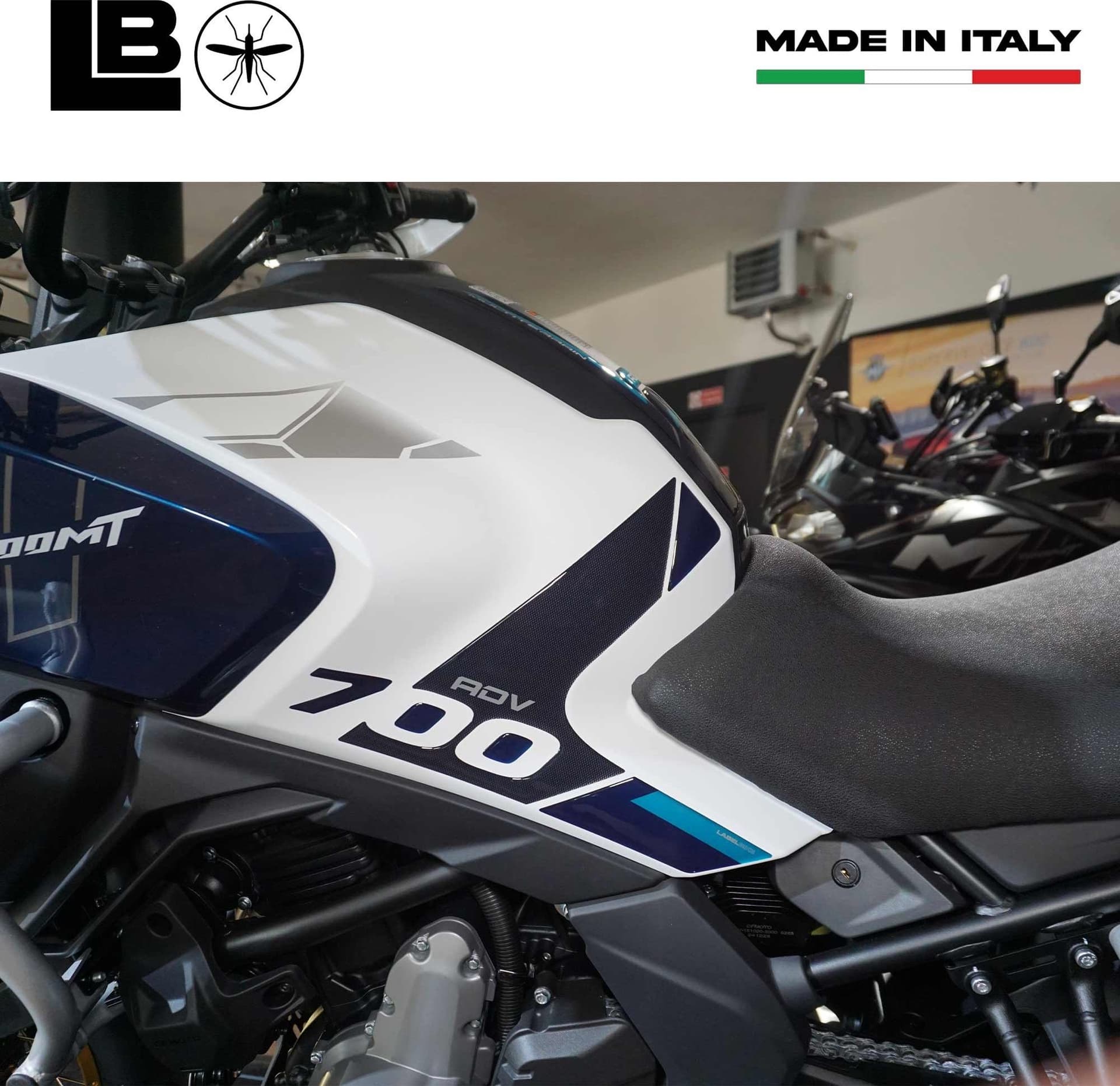 Adesivi 3D Protezioni Serbatoio moto compatibili con CfMoto 700MT Adventure 2025 in Paraserbatoio LabelBike - Bibbiano, commercioVirtuoso.it