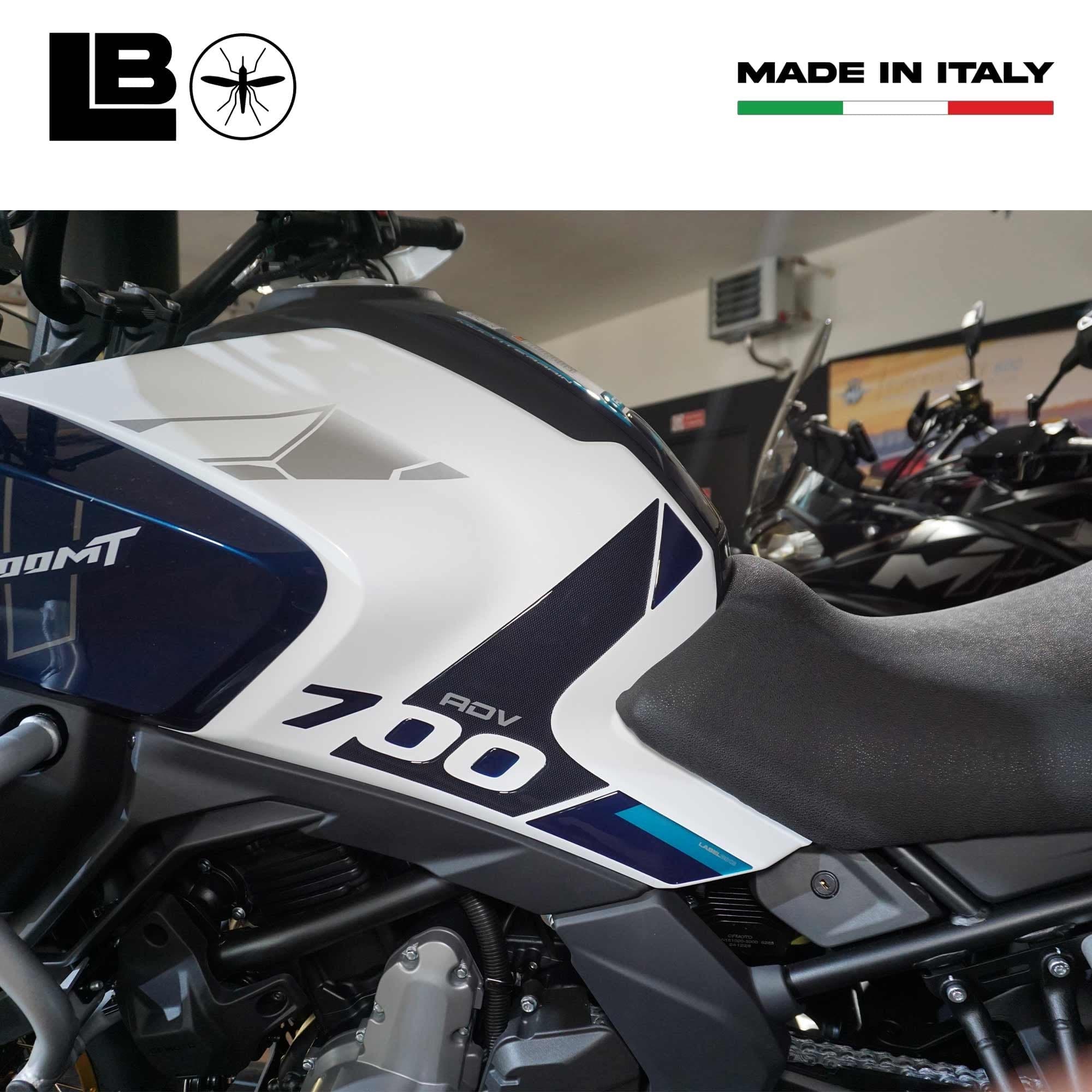 Adesivi 3D Protezioni Serbatoio moto compatibili con CfMoto 700MT Adventure 2025 in Paraserbatoio LabelBike - Bibbiano, commercioVirtuoso.it