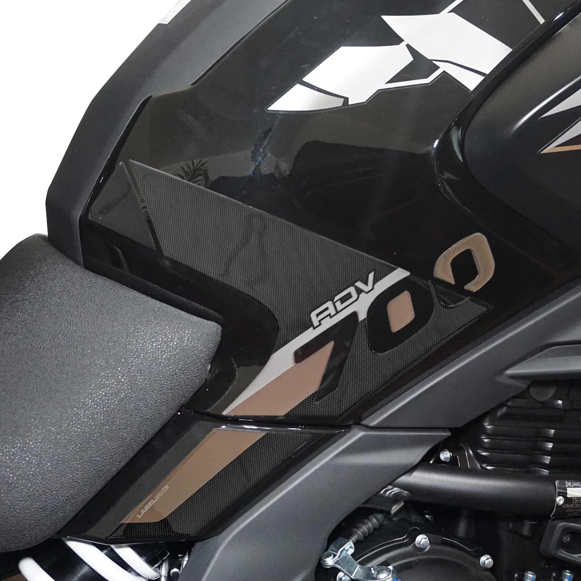 Adesivi 3D Protezioni Serbatoio moto compatibili con CfMoto 700MT Adventure 2025 in Paraserbatoio LabelBike - Bibbiano, commercioVirtuoso.it