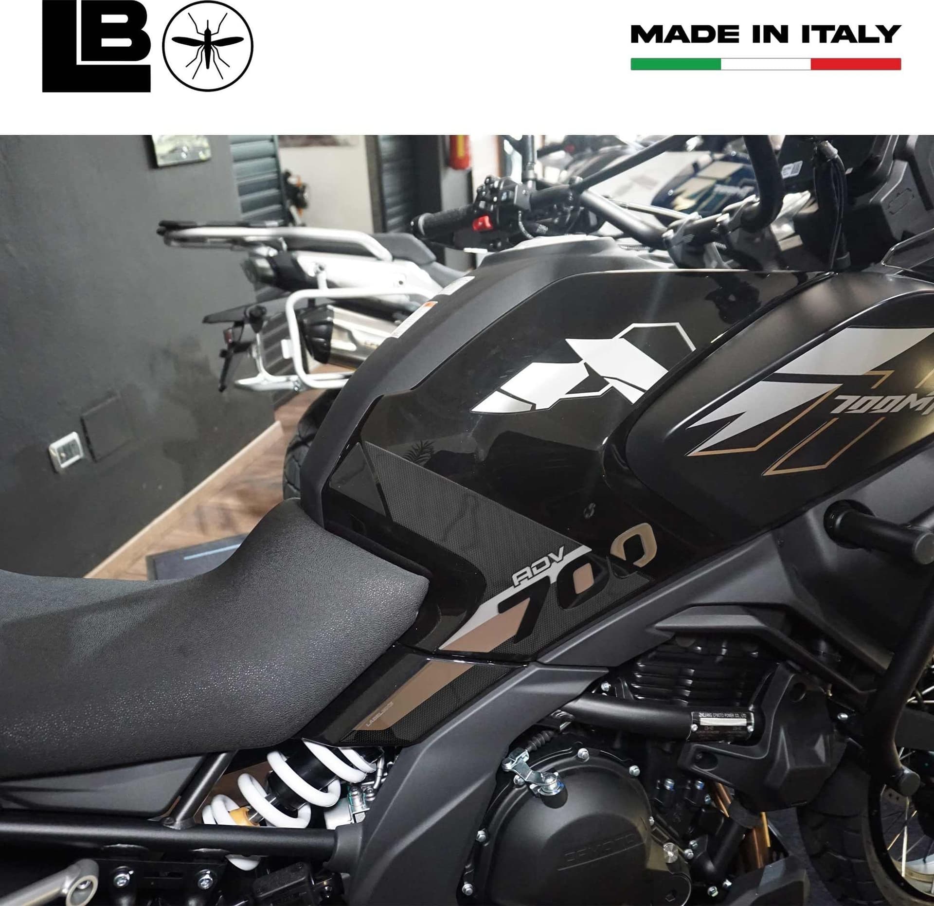 Adesivi 3D Protezioni Serbatoio moto compatibili con CfMoto 700MT Adventure 2025 in Paraserbatoio LabelBike - Bibbiano, commercioVirtuoso.it