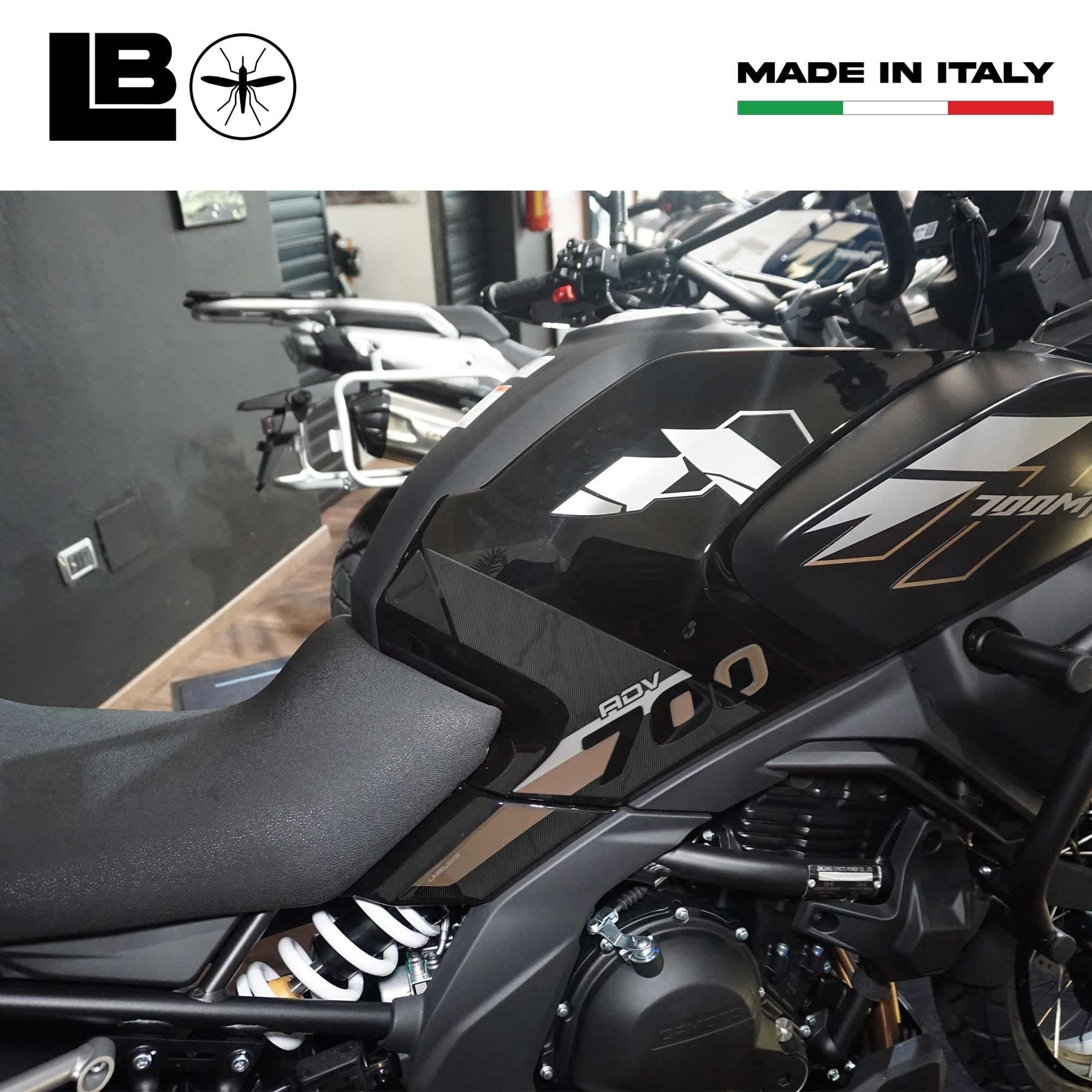 Adesivi 3D Protezioni Serbatoio moto compatibili con CfMoto 700MT Adventure 2025 in Paraserbatoio LabelBike - Bibbiano, commercioVirtuoso.it