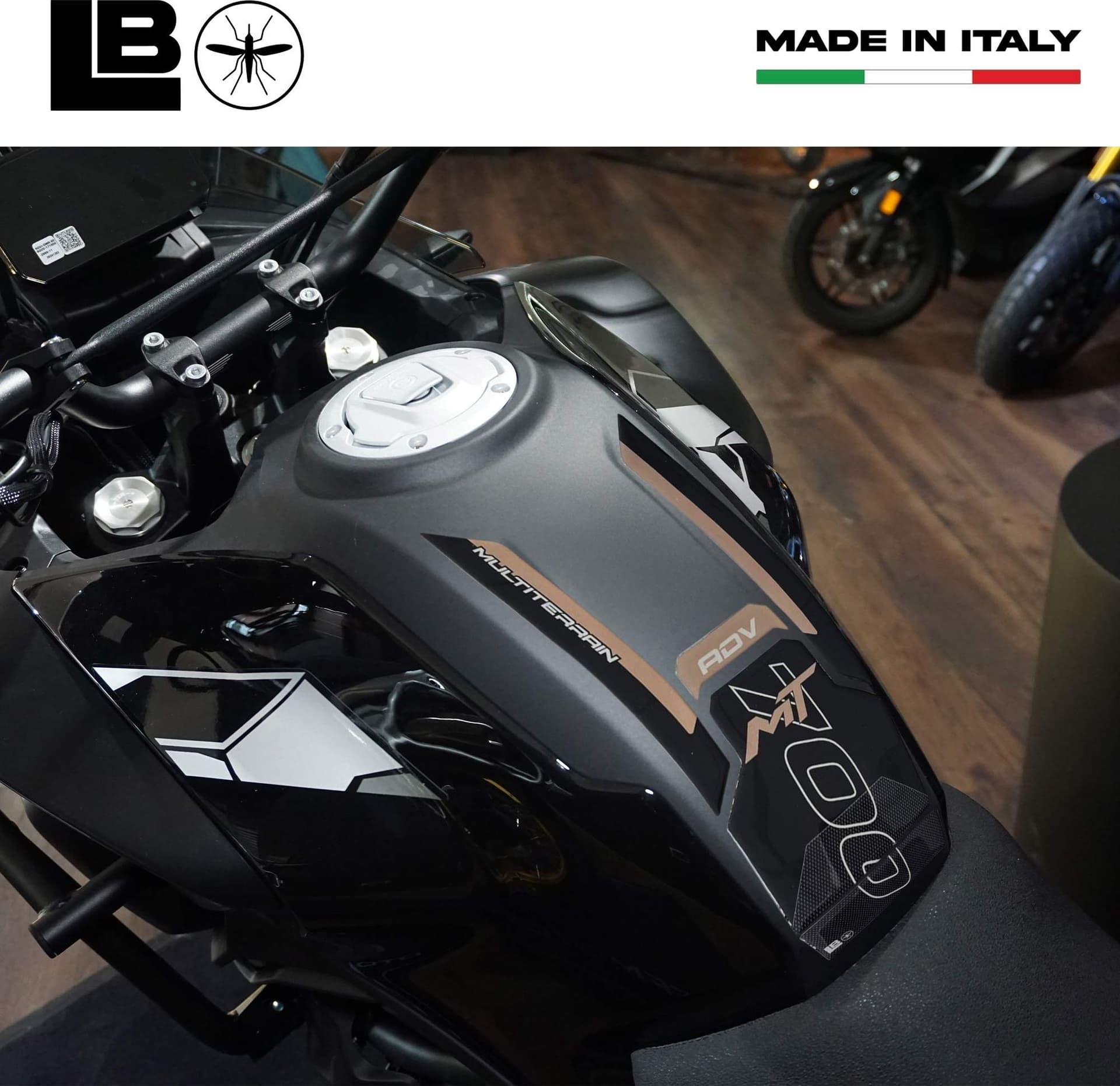 Adesivo 3D Paraserbatoio moto compatibile con Cf Moto 700 MT Adventure 2025 in Paraserbatoio LabelBike - Bibbiano, commercioVirtuoso.it
