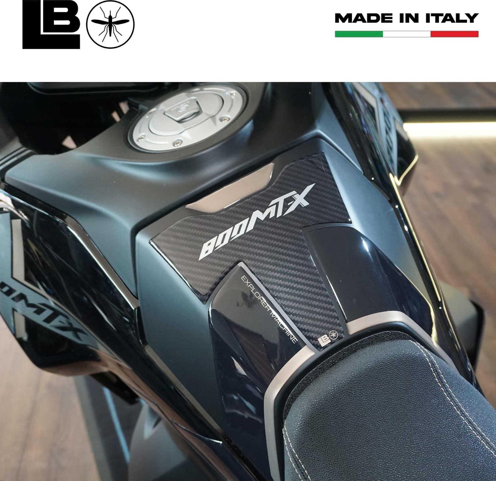 Paraserbatoio Adesivo 3D Protezione moto compatibile con Cf Moto 800 MT-X 2025 in prodotto LabelBike - Bibbiano, commercioVirtuoso.it