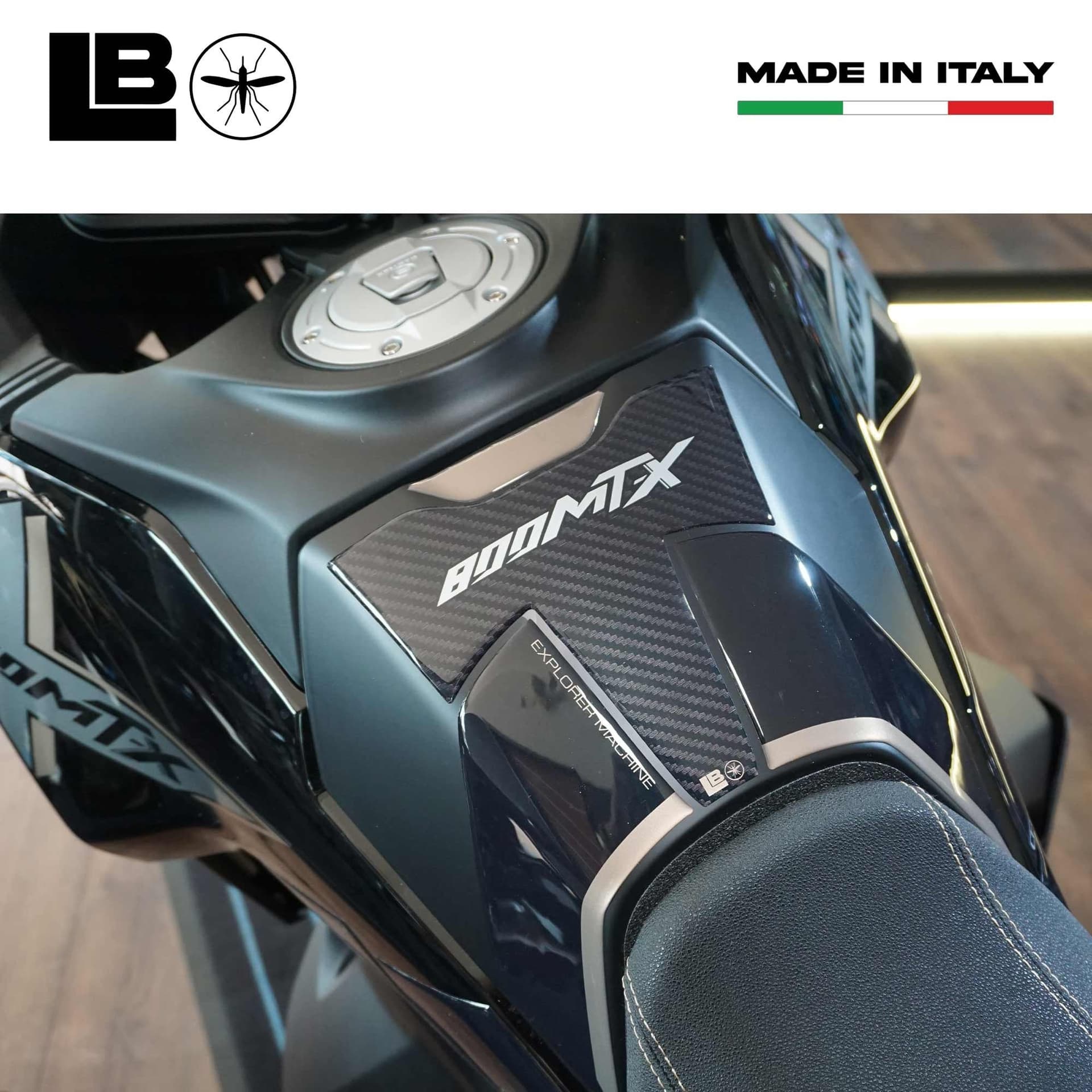 Paraserbatoio Adesivo 3D Protezione moto compatibile con Cf Moto 800 MT-X 2025 in prodotto LabelBike - Bibbiano, commercioVirtuoso.it