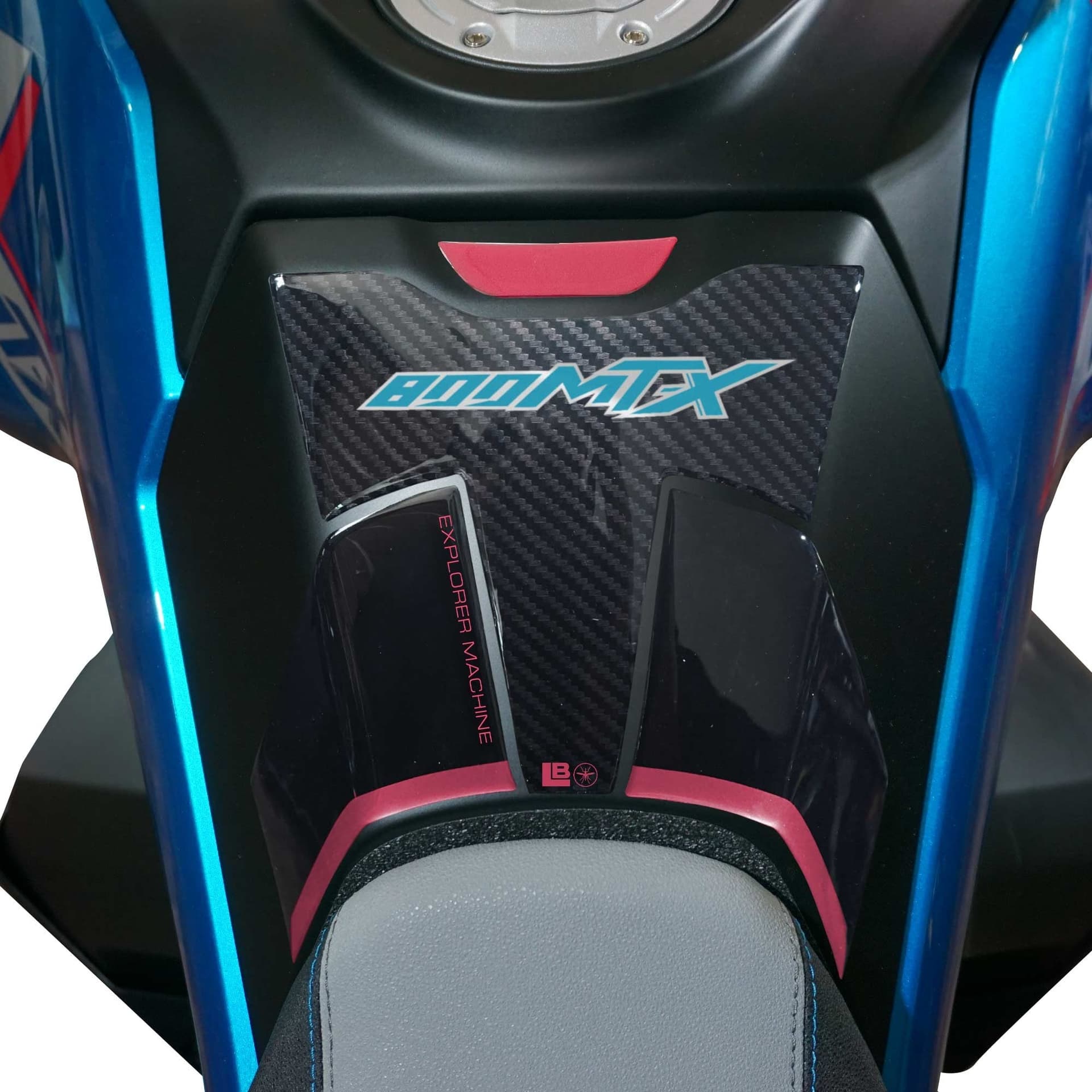 Paraserbatoio Adesivo 3D Protezione moto compatibile con Cf Moto 800 MT-X 2025 in prodotto LabelBike - Bibbiano, commercioVirtuoso.it
