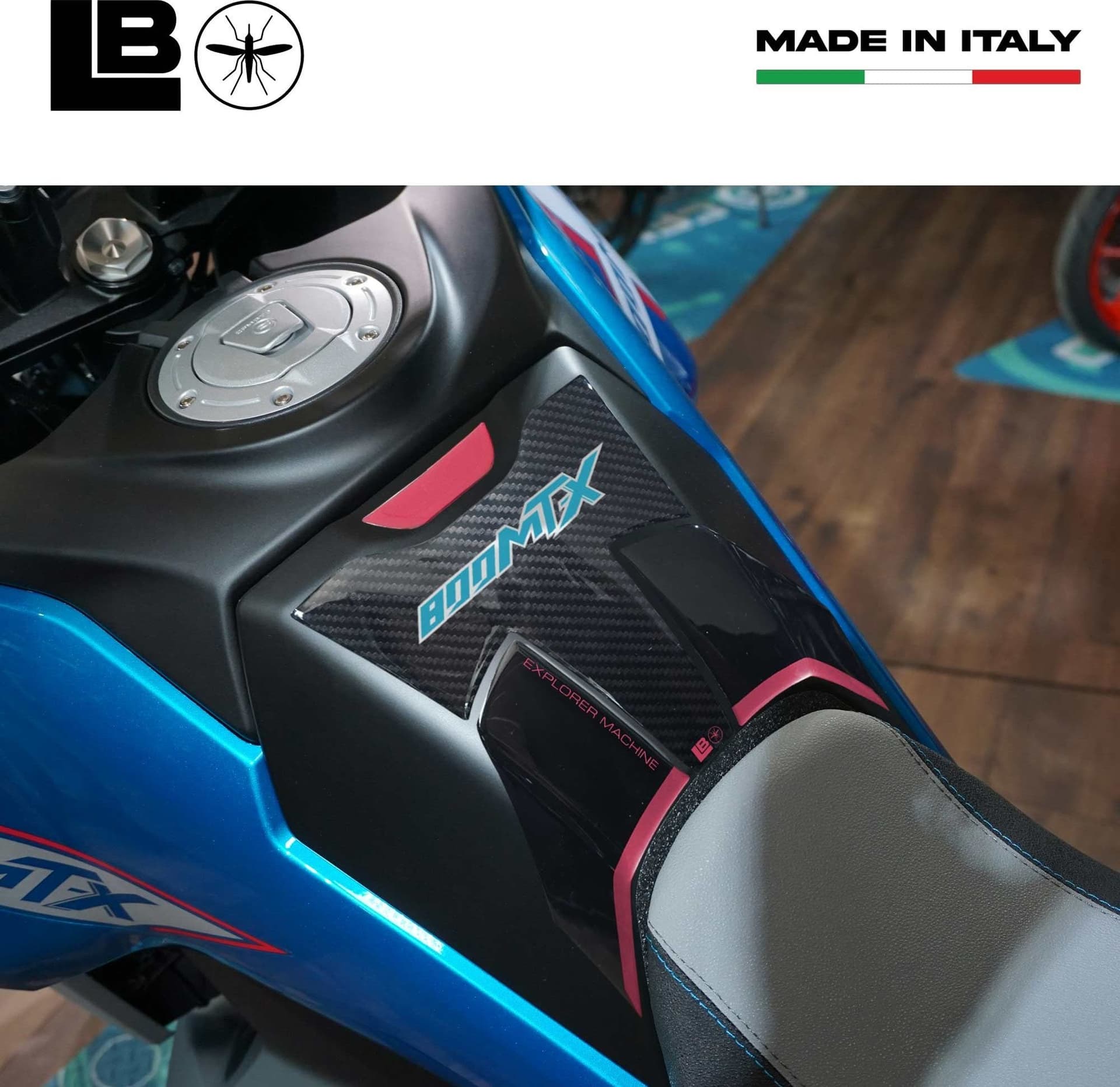 Paraserbatoio Adesivo 3D Protezione moto compatibile con Cf Moto 800 MT-X 2025 in prodotto LabelBike - Bibbiano, commercioVirtuoso.it