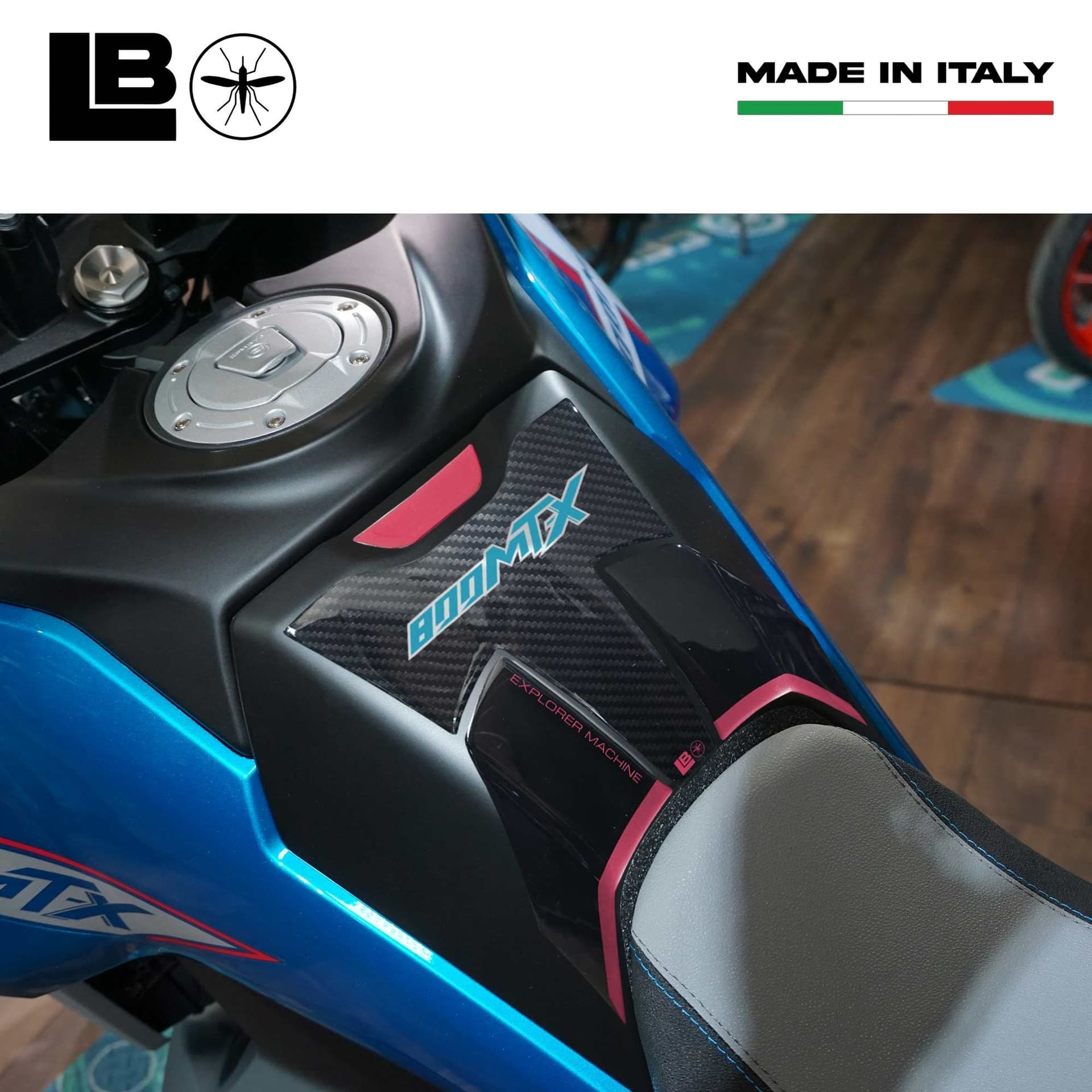 Paraserbatoio Adesivo 3D Protezione moto compatibile con Cf Moto 800 MT-X 2025 in prodotto LabelBike - Bibbiano, commercioVirtuoso.it