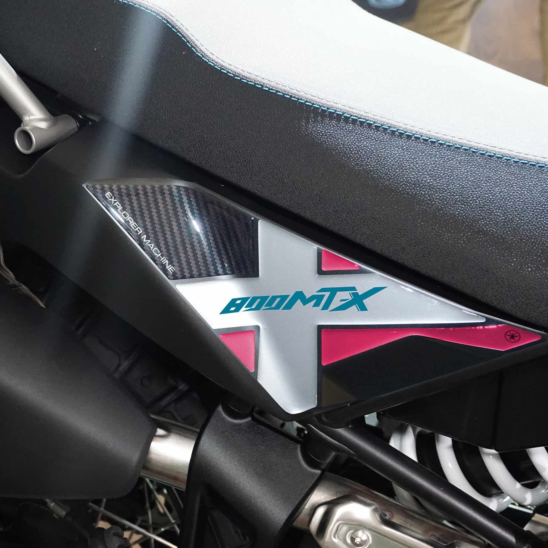 Adesivi 3D Protezioni Fianchetti Sottosella moto compatibili con CfMoto 800MT-X in Decalcomanie adesivi e magneti LabelBike - Bibbiano, commercioVirtuoso.it