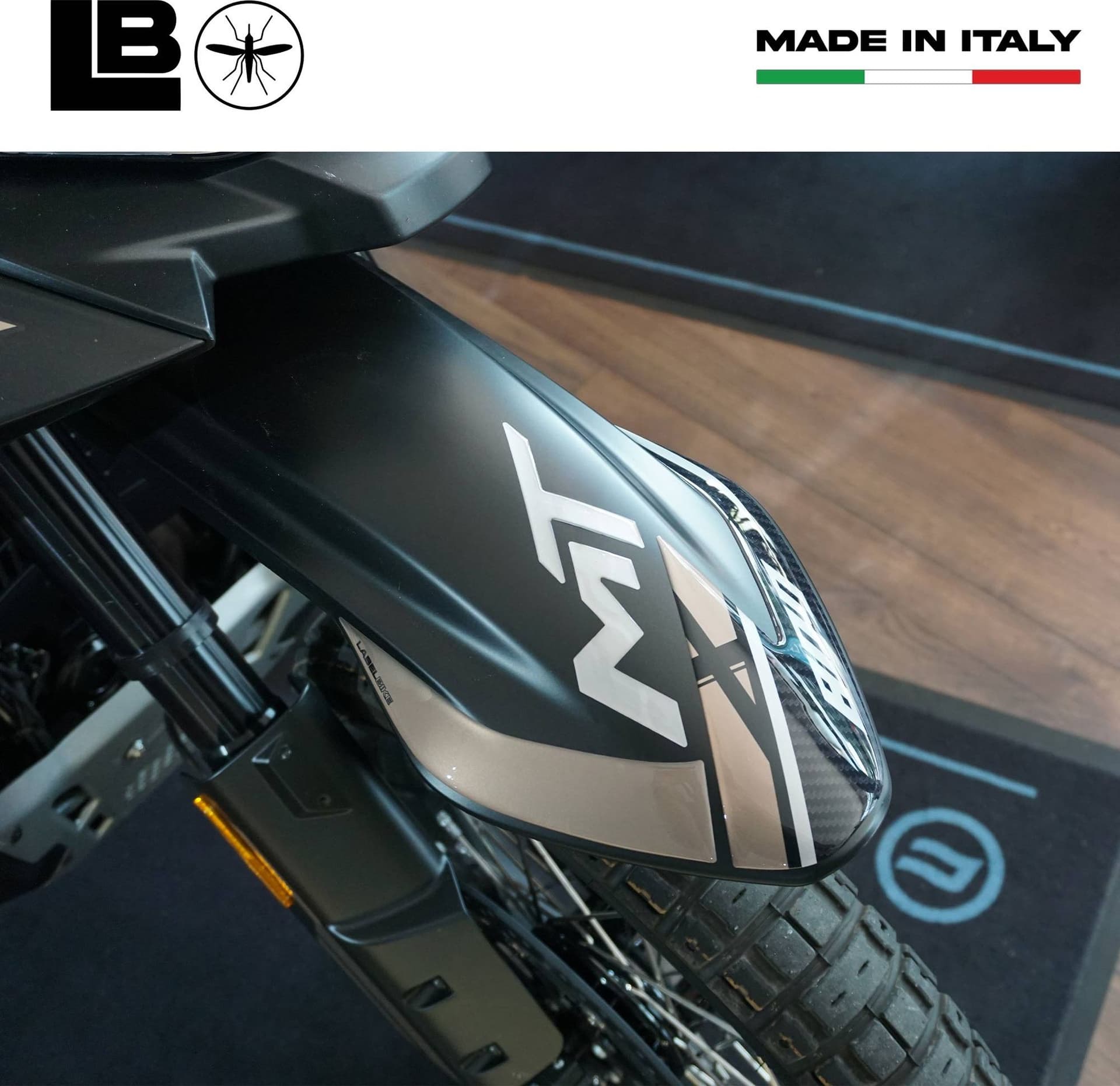 Adesivo 3D Protezione Parafango moto compatibile con Cf Moto 800 MT-X 2025 in Decalcomanie adesivi e magneti LabelBike - Bibbiano, commercioVirtuoso.it